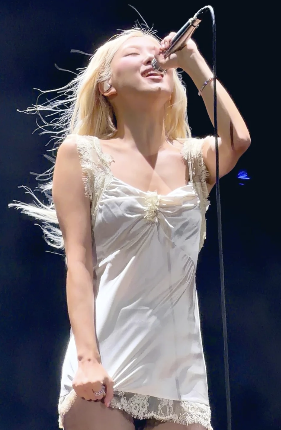 Lily Collins gi&uacute;p Ros&eacute; kh&ocirc;ng c&ograve;n đơn độc, h&oacute;a ra d&acirc;n ch&acirc;u &Acirc;u cũng ngứa mắt với trend đồ ngủ- Ảnh 9.