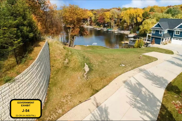 Từ bữa ăn của trẻ em ngh&egrave;o đến si&ecirc;u xe, biệt thự, kỳ nghỉ xa hoa: Đại &aacute;n lật mặt đường d&acirc;y "r&uacute;t ruột" tiền từ thiện g&acirc;y chấn động- Ảnh 1.