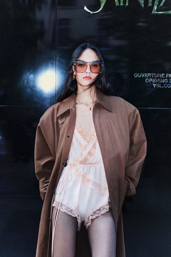 Lily Collins gi&uacute;p Ros&eacute; kh&ocirc;ng c&ograve;n đơn độc, h&oacute;a ra d&acirc;n ch&acirc;u &Acirc;u cũng ngứa mắt với trend đồ ngủ- Ảnh 7.