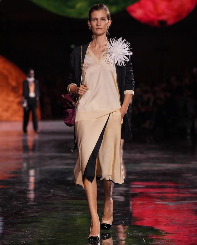 Lily Collins gi&uacute;p Ros&eacute; kh&ocirc;ng c&ograve;n đơn độc, h&oacute;a ra d&acirc;n ch&acirc;u &Acirc;u cũng ngứa mắt với trend đồ ngủ- Ảnh 11.