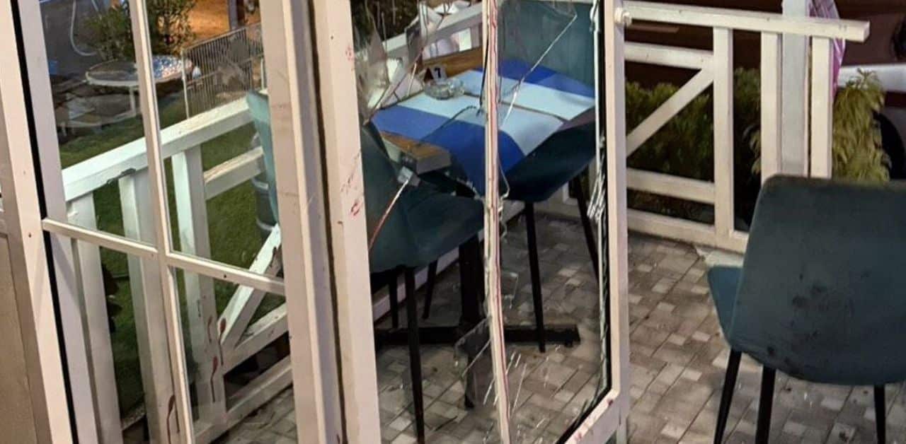 Người đ&agrave;n &ocirc;ng đi v&agrave;o qu&aacute;n ăn với biểu hiện bất thường, 1 l&uacute;c sau chạy v&ugrave; ra ngo&agrave;i, tử vong tại chỗ- Ảnh 1.