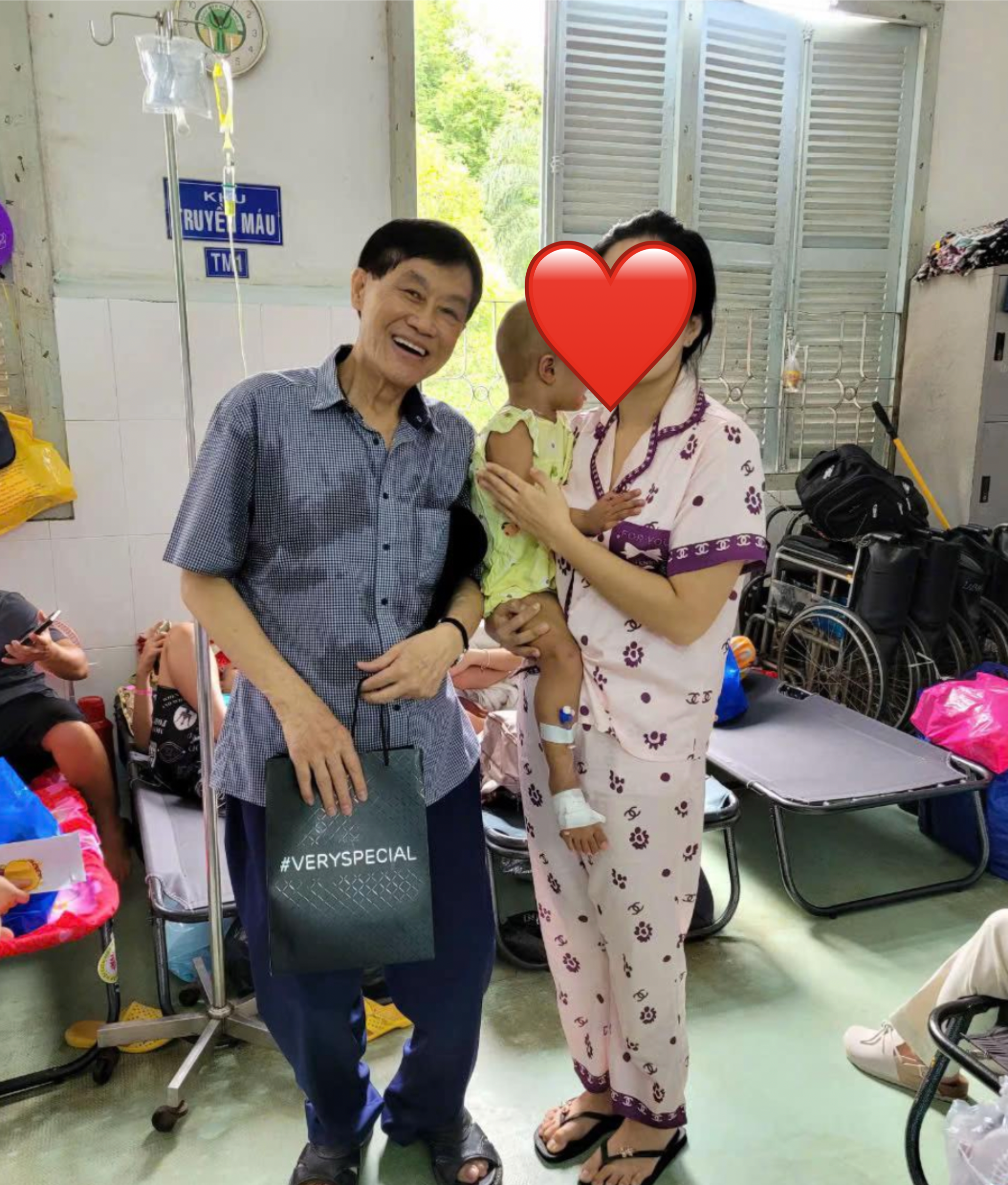 "&Ocirc;ng Bụt" 75 tuổi đi d&eacute;p l&ecirc;, mang t&uacute;i giấy, v&eacute;t hết 10 tỷ đồng tiền dưỡng gi&agrave; để l&agrave;m từ thiện: C&aacute;c con n&oacute;i "ba đ&oacute;ng hết đi, c&oacute; g&igrave; tụi con lo cho&rdquo;- Ảnh 4.