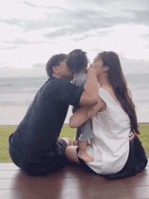 Showbiz Việt chưa ai giấu kỹ như đ&ocirc;i n&agrave;y: Đăng k&yacute; kết h&ocirc;n, sinh con đầu l&ograve;ng cả năm chẳng ai hay biết!- Ảnh 1.