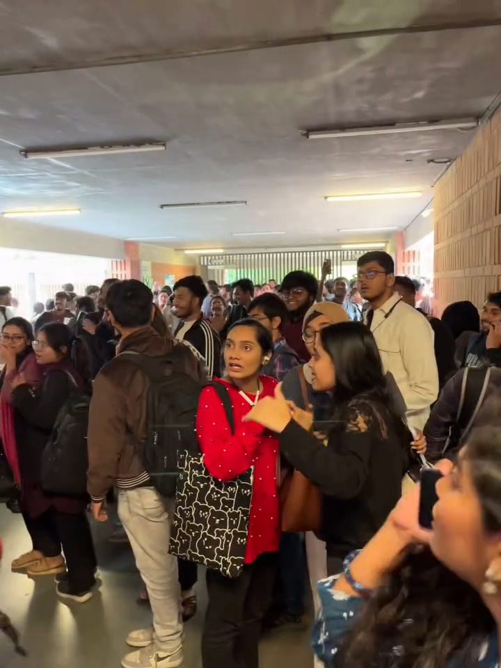 Nấc thang l&ecirc;n thi&ecirc;n đ&agrave;ng: Khoảnh khắc thang cuốn &ldquo;ph&oacute;ng như đi&ecirc;n&rdquo; khiến sinh vi&ecirc;n hốt hoảng, la h&eacute;t thất thanh.- Ảnh 2.