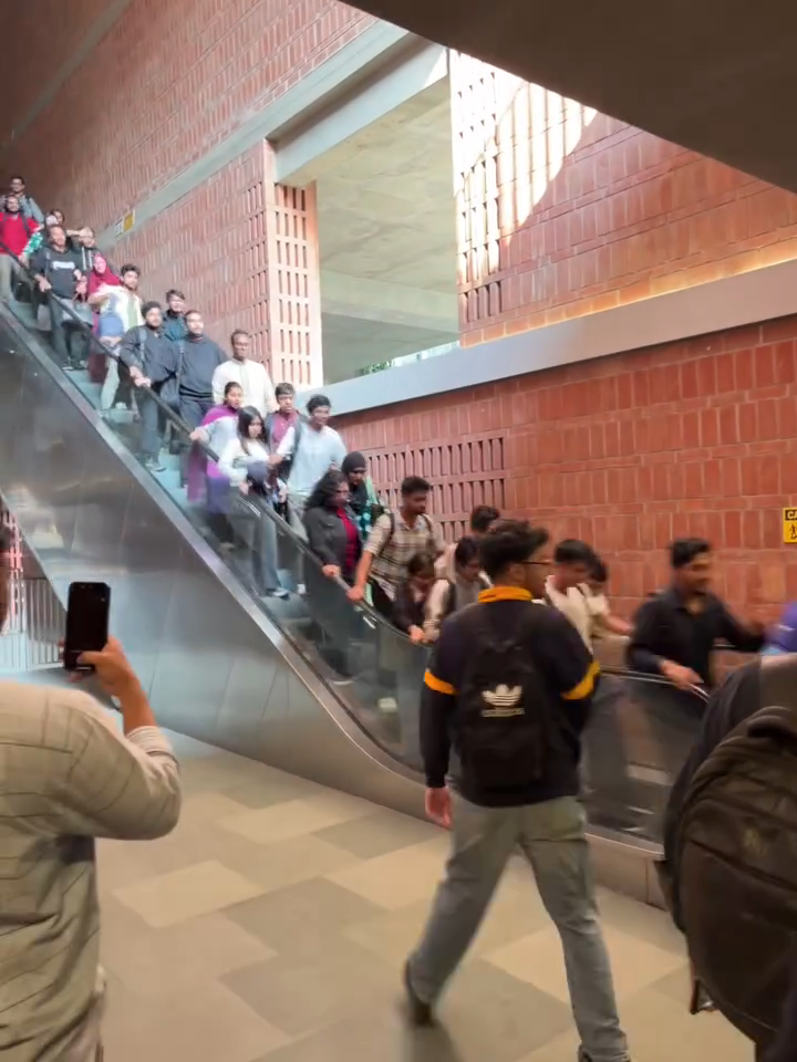 Nấc thang l&ecirc;n thi&ecirc;n đ&agrave;ng: Khoảnh khắc thang cuốn &ldquo;ph&oacute;ng như đi&ecirc;n&rdquo; khiến sinh vi&ecirc;n hốt hoảng, la h&eacute;t thất thanh.- Ảnh 1.