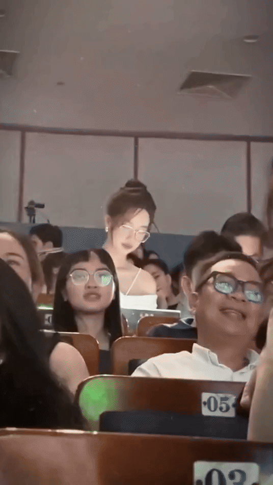 Cô mọt sách quê Cần Thơ có nhan sắc số 1 lục địa: Hào quang học bá toả sáng mọi khung hình- Ảnh 9. Cô mọt sách quê Cần Thơ có nhan sắc số 1 lục địa: Hào quang học bá toả sáng mọi khung hình- Ảnh 9.