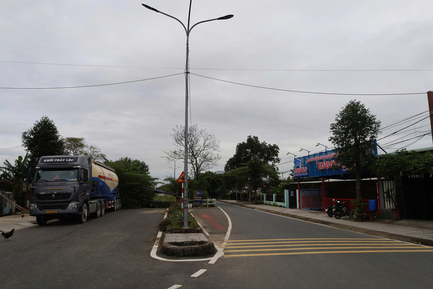 Kỳ lạ tuyến đường h&agrave;ng chục tỷ đồng c&oacute; ng&ocirc;i nh&agrave; &aacute;n ngữ giữa đường- Ảnh 9.