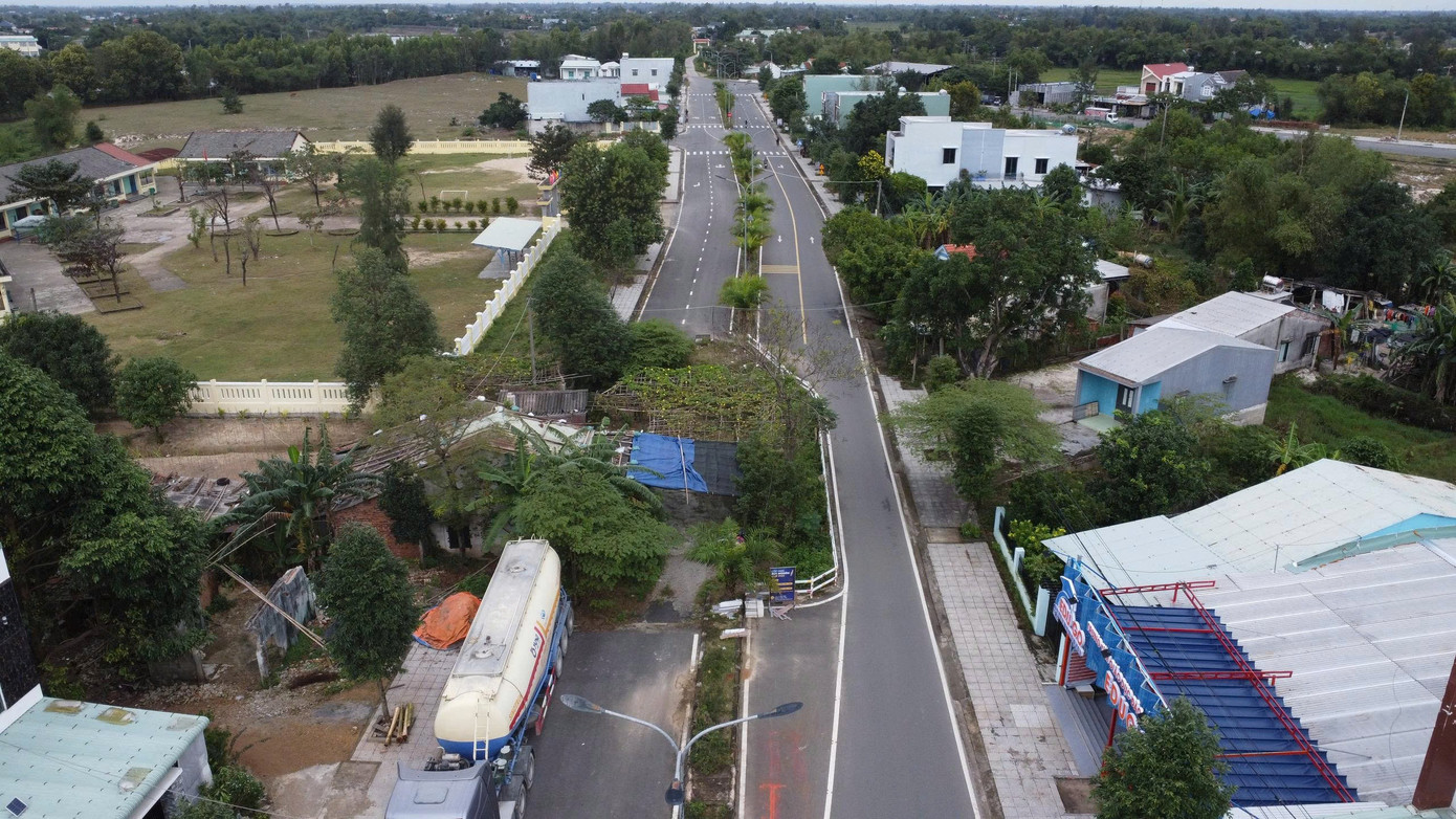 Kỳ lạ tuyến đường h&agrave;ng chục tỷ đồng c&oacute; ng&ocirc;i nh&agrave; &aacute;n ngữ giữa đường- Ảnh 14.