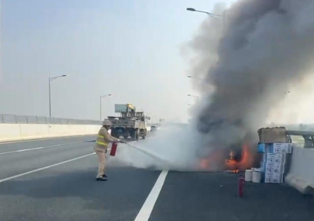 &Ocirc; t&ocirc; bốc ch&aacute;y tr&ecirc;n cao tốc H&agrave; Nội - Hải Ph&ograve;ng- Ảnh 1.