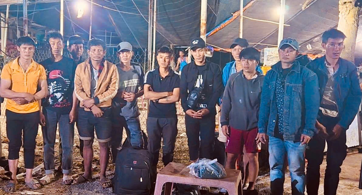 Mật phục ban đêm, Biên phòng Tây Ninh bắt giữ 13 người vượt biên từ Campuchia về Việt Nam- Ảnh 1.