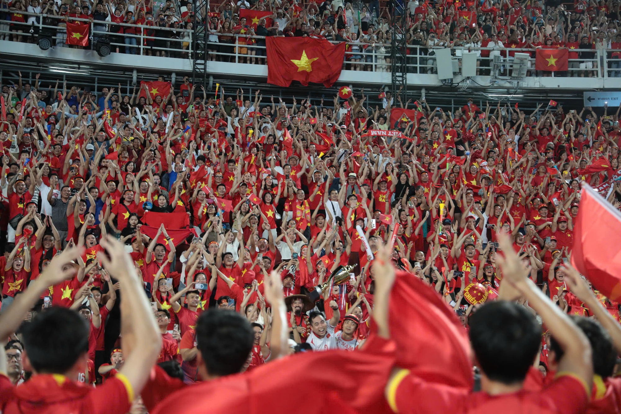 Đình Bắc đội mũ cối, cờ tổ quốc tung bay phấp phới mừng U22 Việt Nam "hạ" Thái Lan đẳng cấp giành vàng SEA Games- Ảnh 12. Đình Bắc đội mũ cối, cờ tổ quốc tung bay phấp phới mừng U22 Việt Nam "hạ" Thái Lan đẳng cấp giành vàng SEA Games- Ảnh 12.