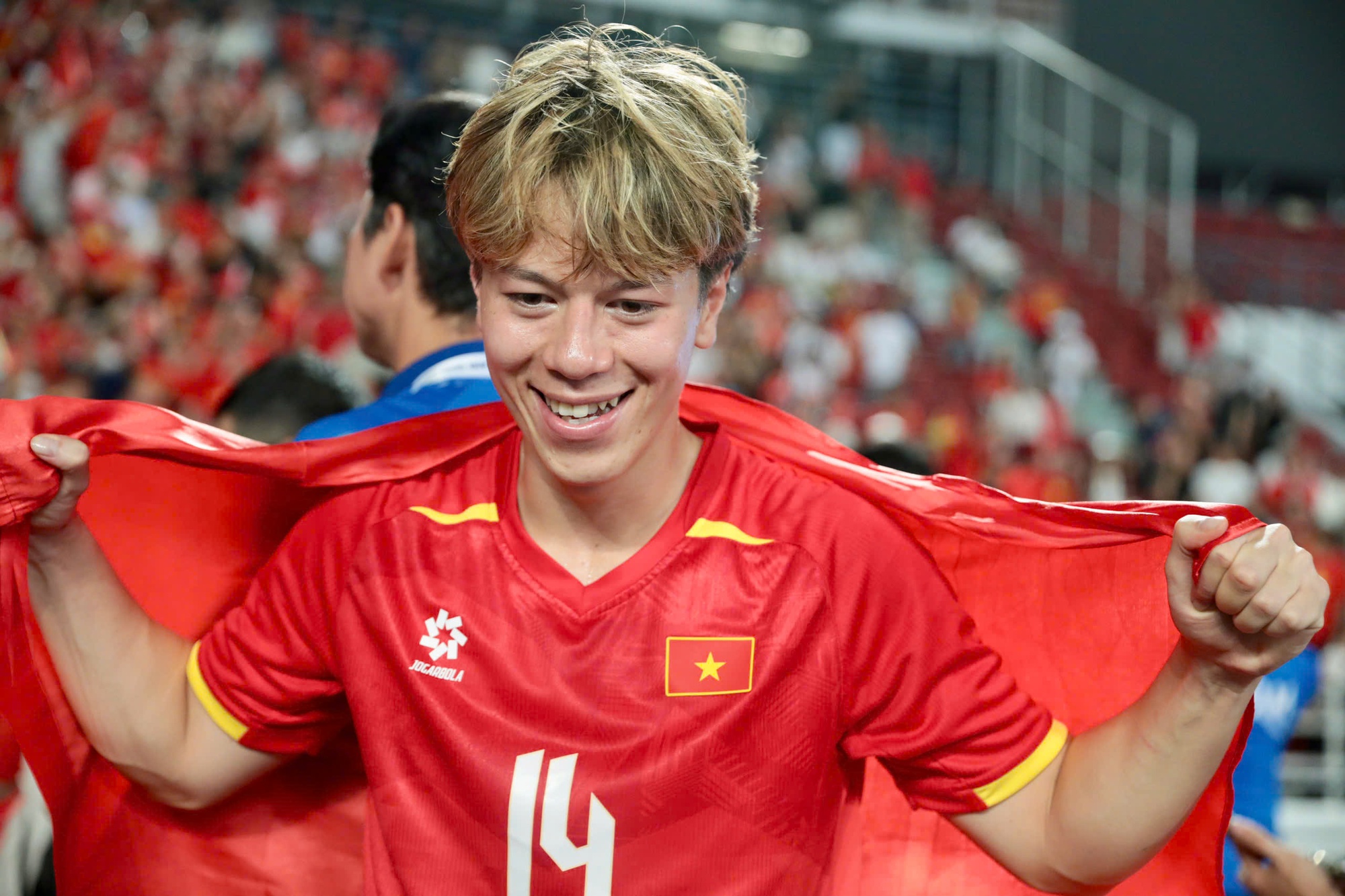 Đình Bắc đội mũ cối, cờ tổ quốc tung bay phấp phới mừng U22 Việt Nam "hạ" Thái Lan đẳng cấp giành vàng SEA Games- Ảnh 15. Đình Bắc đội mũ cối, cờ tổ quốc tung bay phấp phới mừng U22 Việt Nam "hạ" Thái Lan đẳng cấp giành vàng SEA Games- Ảnh 15.