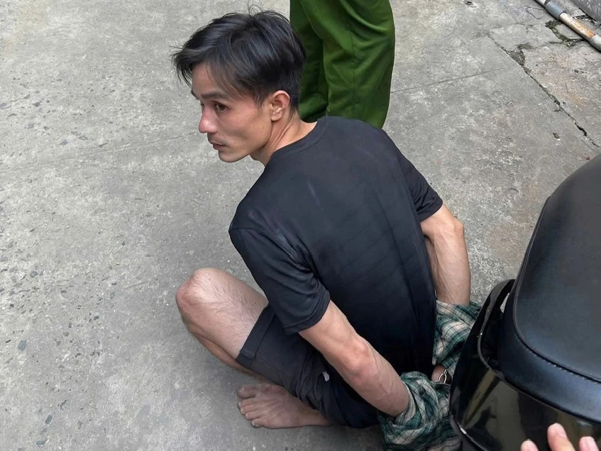 Đang uống cafe th&igrave; nghe tiếng h&ocirc;, gần chục người đ&agrave;n &ocirc;ng bật dạy lao ra đường: Kết quả sau đ&oacute;- Ảnh 1.