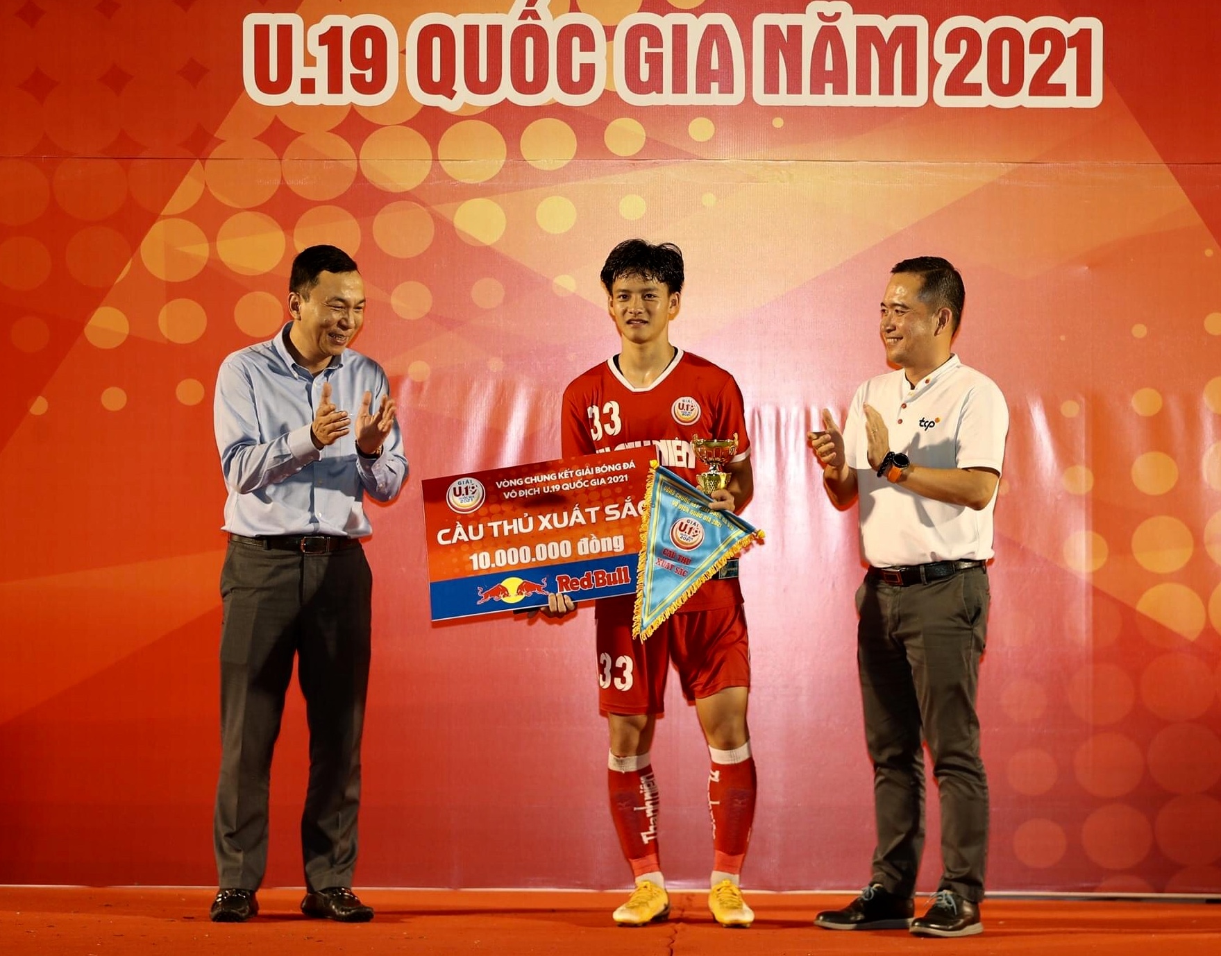 Nguyễn Thanh Nhàn - cầu thủ cởi áo khoe 6 múi sau bàn thắng "kết liễu" Thái Lan là ai?- Ảnh 3. Nguyễn Thanh Nhàn - cầu thủ cởi áo khoe 6 múi sau bàn thắng "kết liễu" Thái Lan là ai?- Ảnh 3.