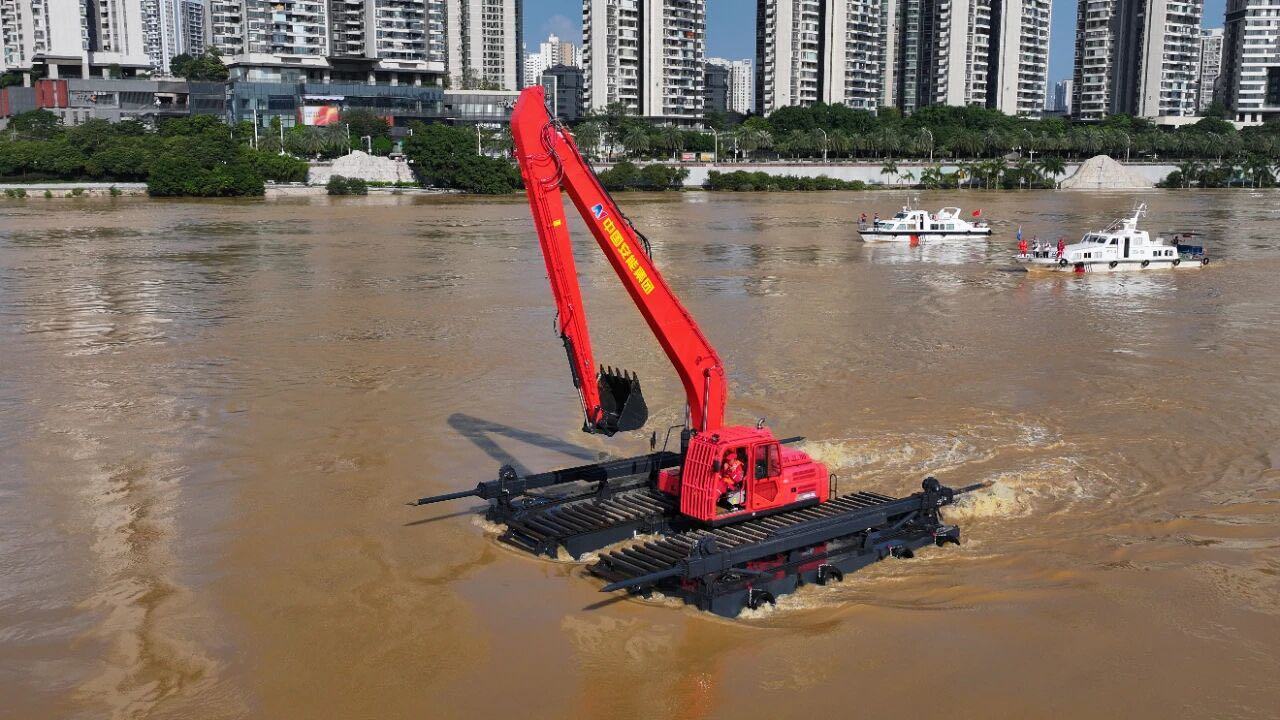 Ph&aacute;t minh của Trung Quốc l&agrave;m rung chuyển ng&agrave;nh x&acirc;y dựng v&agrave; cứu hộ: m&aacute;y x&uacute;c 'biến h&igrave;nh' th&agrave;nh t&agrave;u thủy, hoạt động li&ecirc;n tục 12 giờ giữa v&ugrave;ng lũ lụt- Ảnh 2.