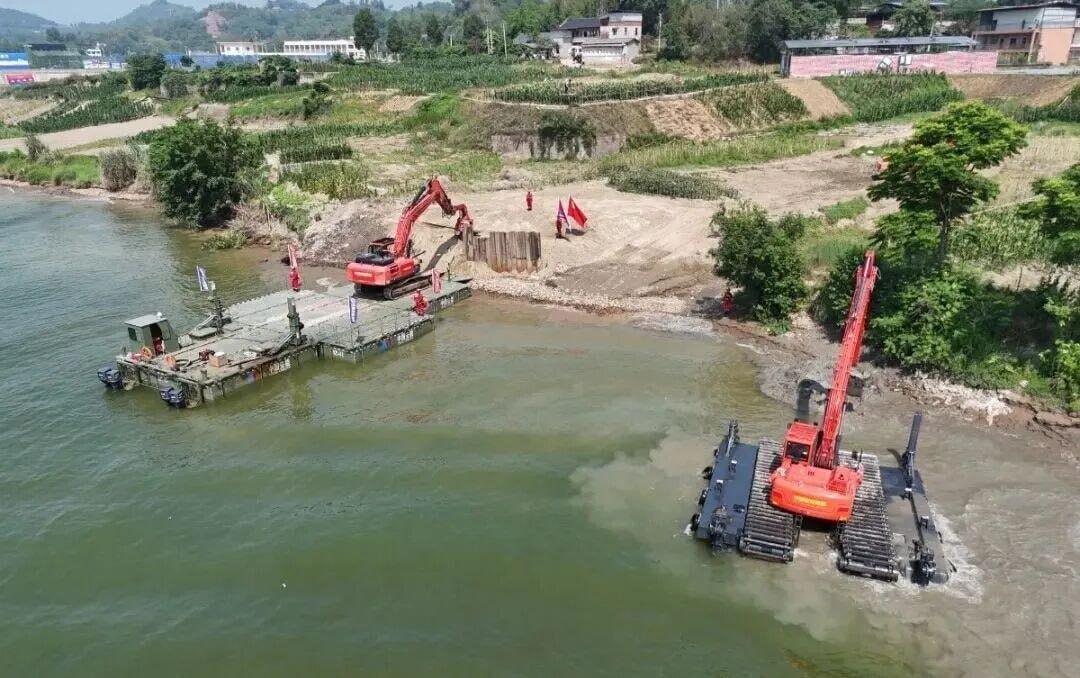 Ph&aacute;t minh của Trung Quốc l&agrave;m rung chuyển ng&agrave;nh x&acirc;y dựng v&agrave; cứu hộ: m&aacute;y x&uacute;c 'biến h&igrave;nh' th&agrave;nh t&agrave;u thủy, hoạt động li&ecirc;n tục 12 giờ giữa v&ugrave;ng lũ lụt- Ảnh 1.