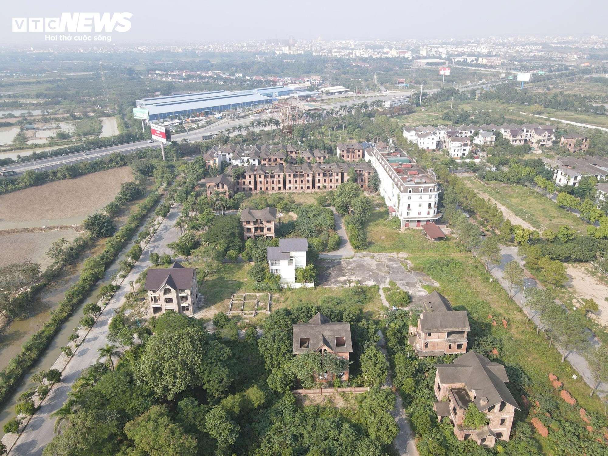 Loạt biệt thự chục tỷ 'đắp chiếu' giữa khu đ&ocirc; thị hoang vắng ở Bắc Ninh- Ảnh 1.