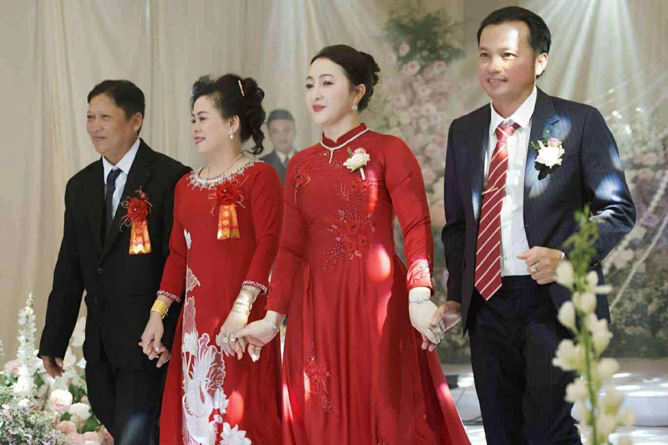 176 cây vàng, sổ đỏ khách sạn và biệt thự, kim cương, tiền tỷ trong 4 đám cưới khủng năm 2025- Ảnh 6. 176 cây vàng, sổ đỏ khách sạn và biệt thự, kim cương, tiền tỷ trong 4 đám cưới khủng năm 2025- Ảnh 6.