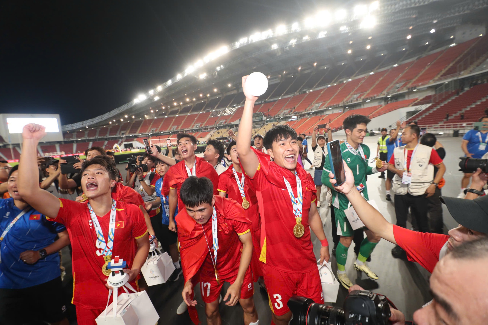 Khoảnh khắc U22 Việt Nam v&ocirc; địch, Quốc ca Việt Nam vang l&ecirc;n đầy tự h&agrave;o tại SEA Games- Ảnh 5.