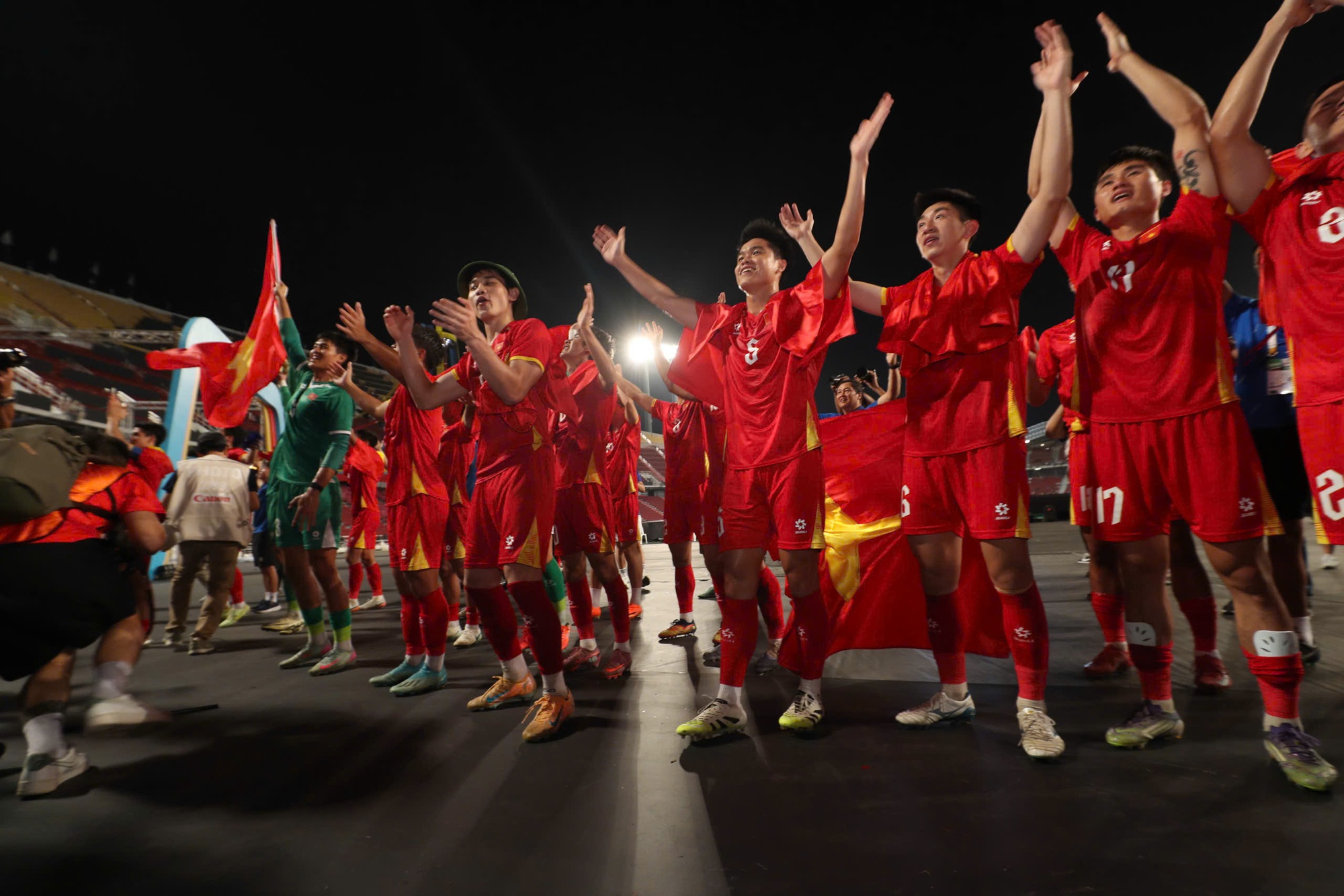 Đình Bắc đội mũ cối, cờ tổ quốc tung bay phấp phới mừng U22 Việt Nam "hạ" Thái Lan đẳng cấp giành vàng SEA Games- Ảnh 14. Đình Bắc đội mũ cối, cờ tổ quốc tung bay phấp phới mừng U22 Việt Nam "hạ" Thái Lan đẳng cấp giành vàng SEA Games- Ảnh 14.