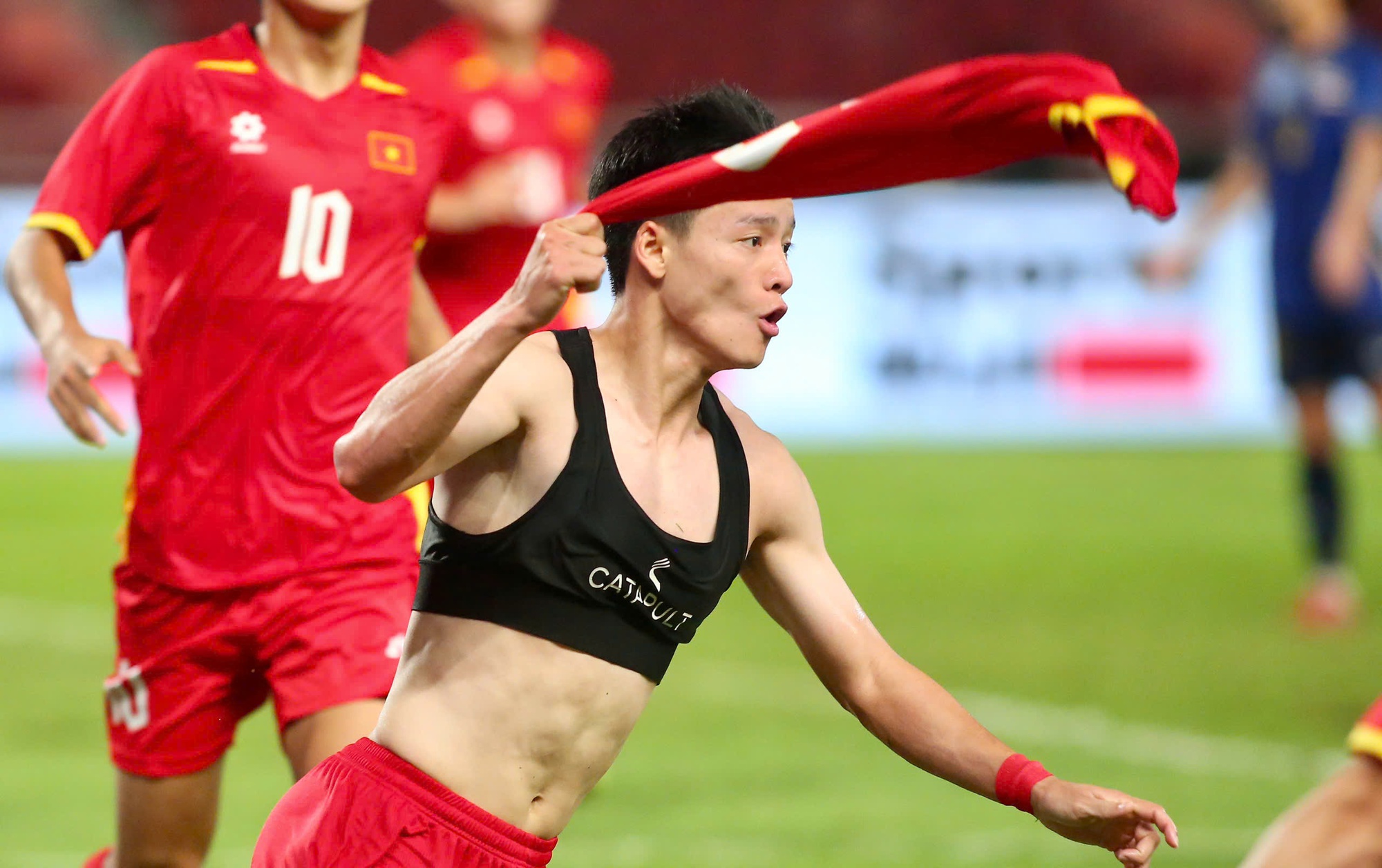 Hotboy Thanh Nhàn ghi bàn quyết định cho U22 Việt Nam cởi áo ăn mừng lộ body cực phẩm- Ảnh 2. Hotboy Thanh Nhàn ghi bàn quyết định cho U22 Việt Nam cởi áo ăn mừng lộ body cực phẩm- Ảnh 2.