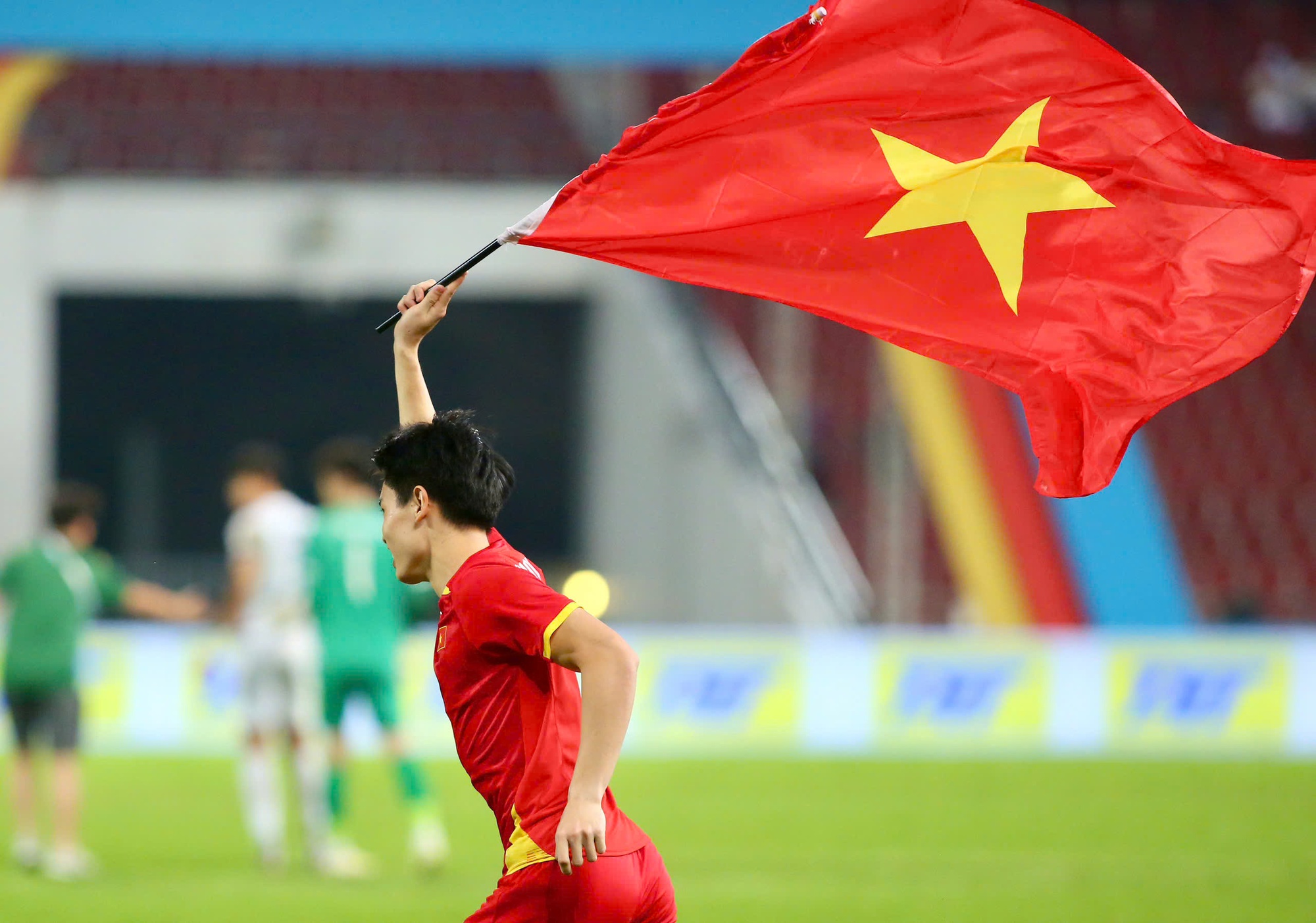 Đình Bắc đội mũ cối, cờ tổ quốc tung bay phấp phới mừng U22 Việt Nam "hạ" Thái Lan đẳng cấp giành vàng SEA Games- Ảnh 10. Đình Bắc đội mũ cối, cờ tổ quốc tung bay phấp phới mừng U22 Việt Nam "hạ" Thái Lan đẳng cấp giành vàng SEA Games- Ảnh 10.