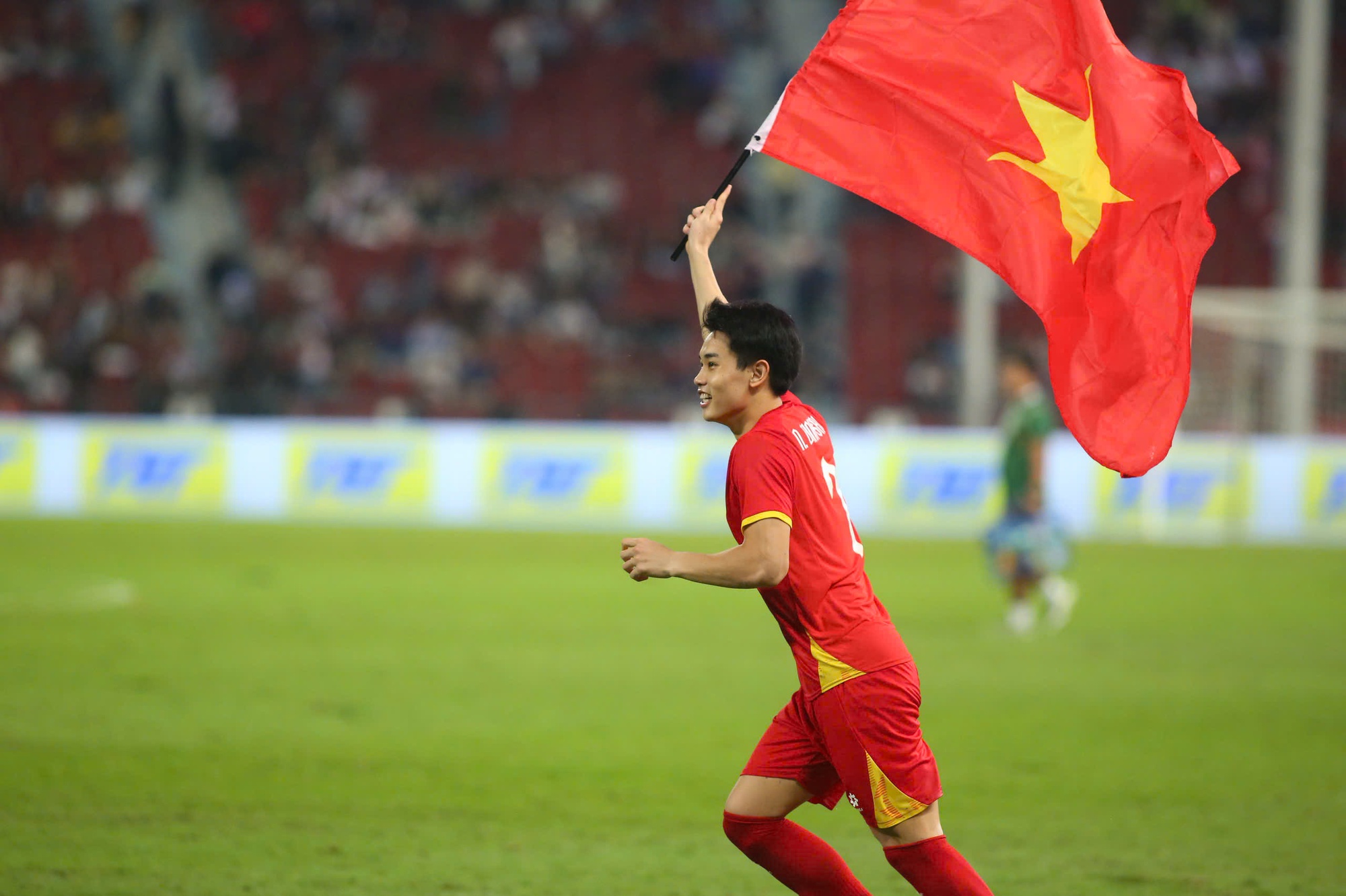 Đình Bắc đội mũ cối, cờ tổ quốc tung bay phấp phới mừng U22 Việt Nam "hạ" Thái Lan đẳng cấp giành vàng SEA Games- Ảnh 9. Đình Bắc đội mũ cối, cờ tổ quốc tung bay phấp phới mừng U22 Việt Nam "hạ" Thái Lan đẳng cấp giành vàng SEA Games- Ảnh 9.