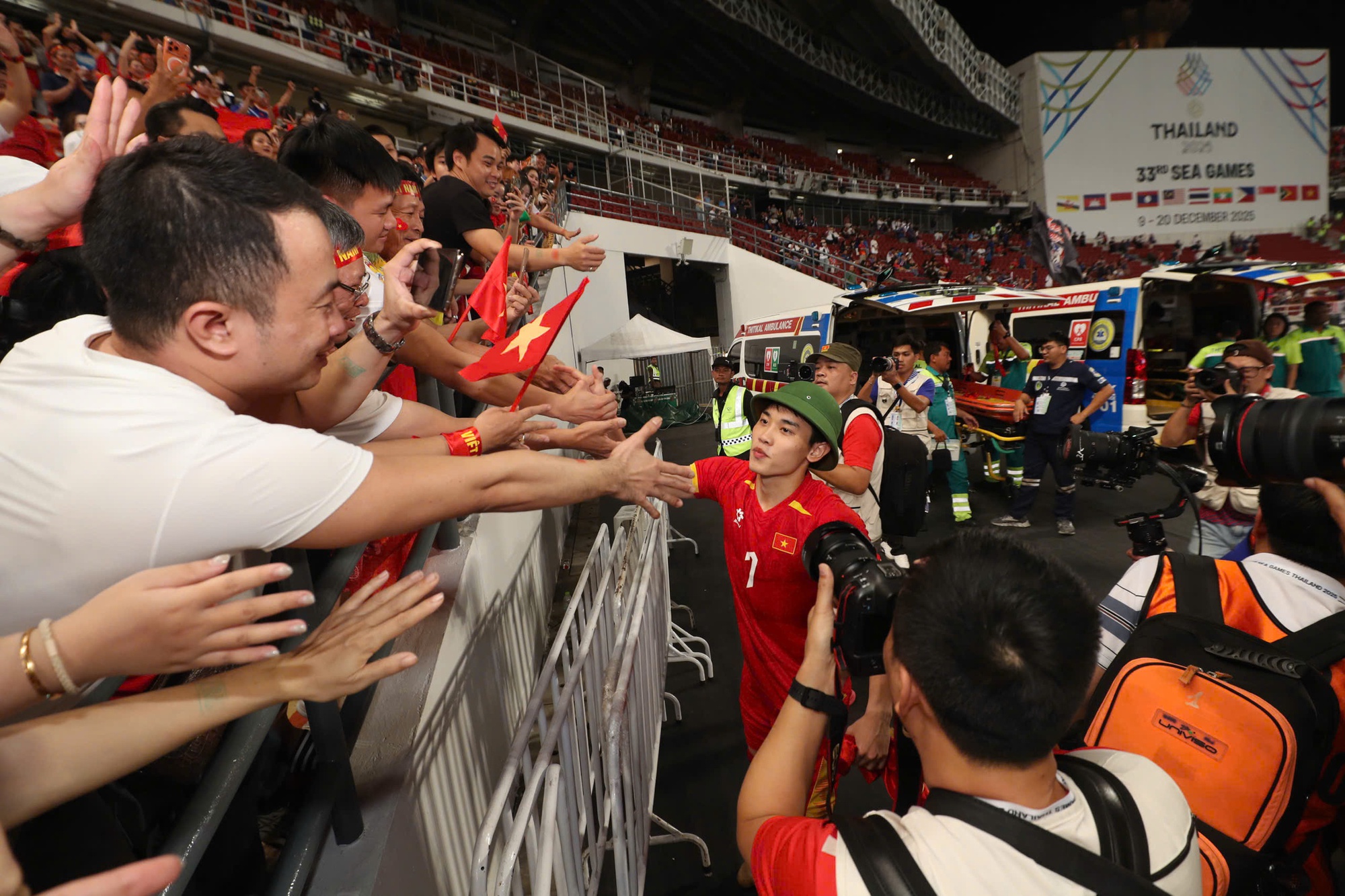 Đình Bắc đội mũ cối, cờ tổ quốc tung bay phấp phới mừng U22 Việt Nam "hạ" Thái Lan đẳng cấp giành vàng SEA Games- Ảnh 8. Đình Bắc đội mũ cối, cờ tổ quốc tung bay phấp phới mừng U22 Việt Nam "hạ" Thái Lan đẳng cấp giành vàng SEA Games- Ảnh 8.