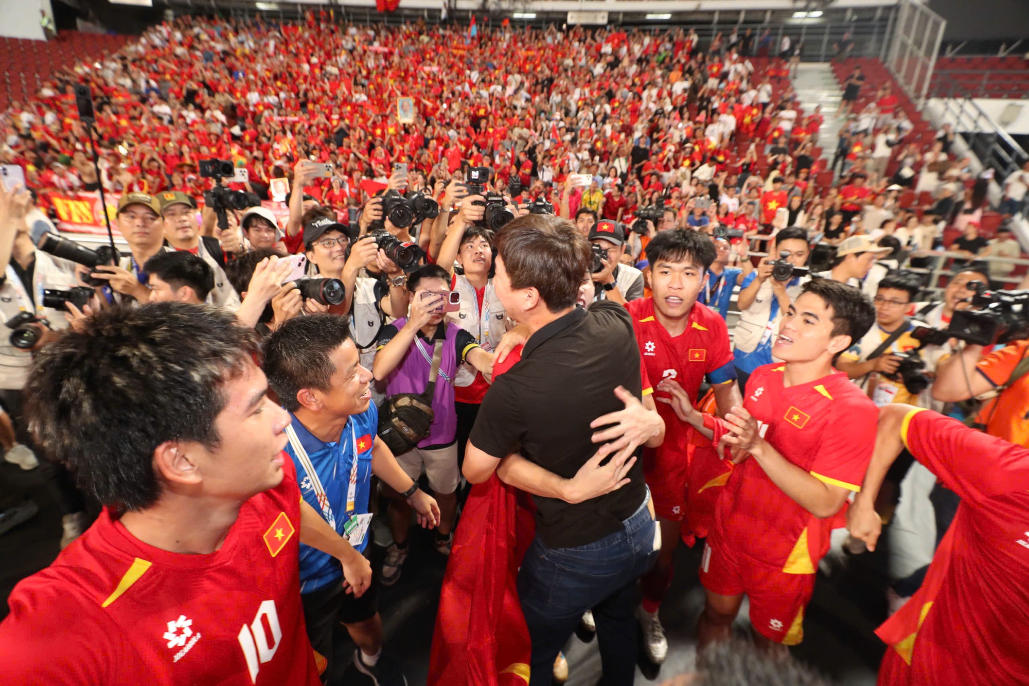 Khoảnh khắc U22 Việt Nam v&ocirc; địch, Quốc ca Việt Nam vang l&ecirc;n đầy tự h&agrave;o tại SEA Games- Ảnh 4.