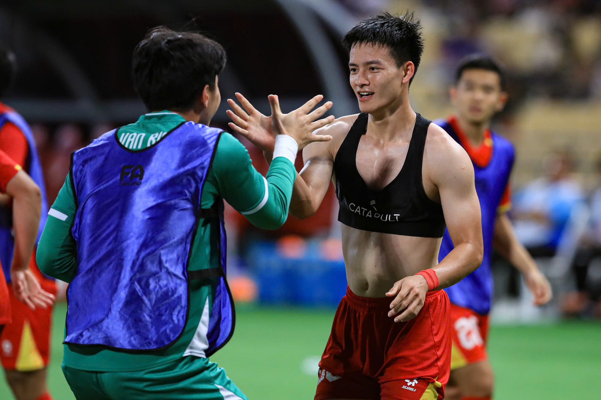 Hotboy Thanh Nhàn ghi bàn quyết định cho U22 Việt Nam cởi áo ăn mừng lộ body cực phẩm- Ảnh 6. Hotboy Thanh Nhàn ghi bàn quyết định cho U22 Việt Nam cởi áo ăn mừng lộ body cực phẩm- Ảnh 6.