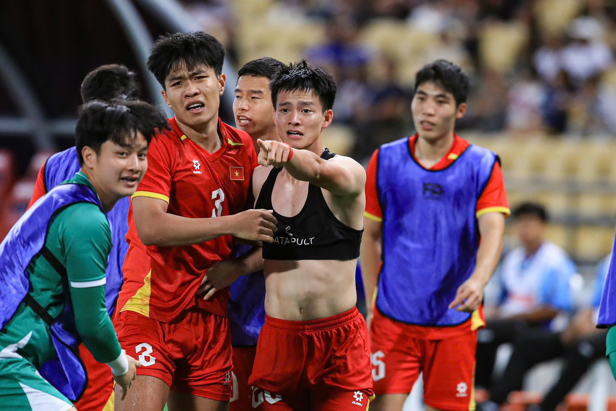 Điều gì đã diễn ra trong phòng thay đồ của Việt Nam sau khi bị thua 2 bàn?- Ảnh 1. Điều gì đã diễn ra trong phòng thay đồ của Việt Nam sau khi bị thua 2 bàn?- Ảnh 1.