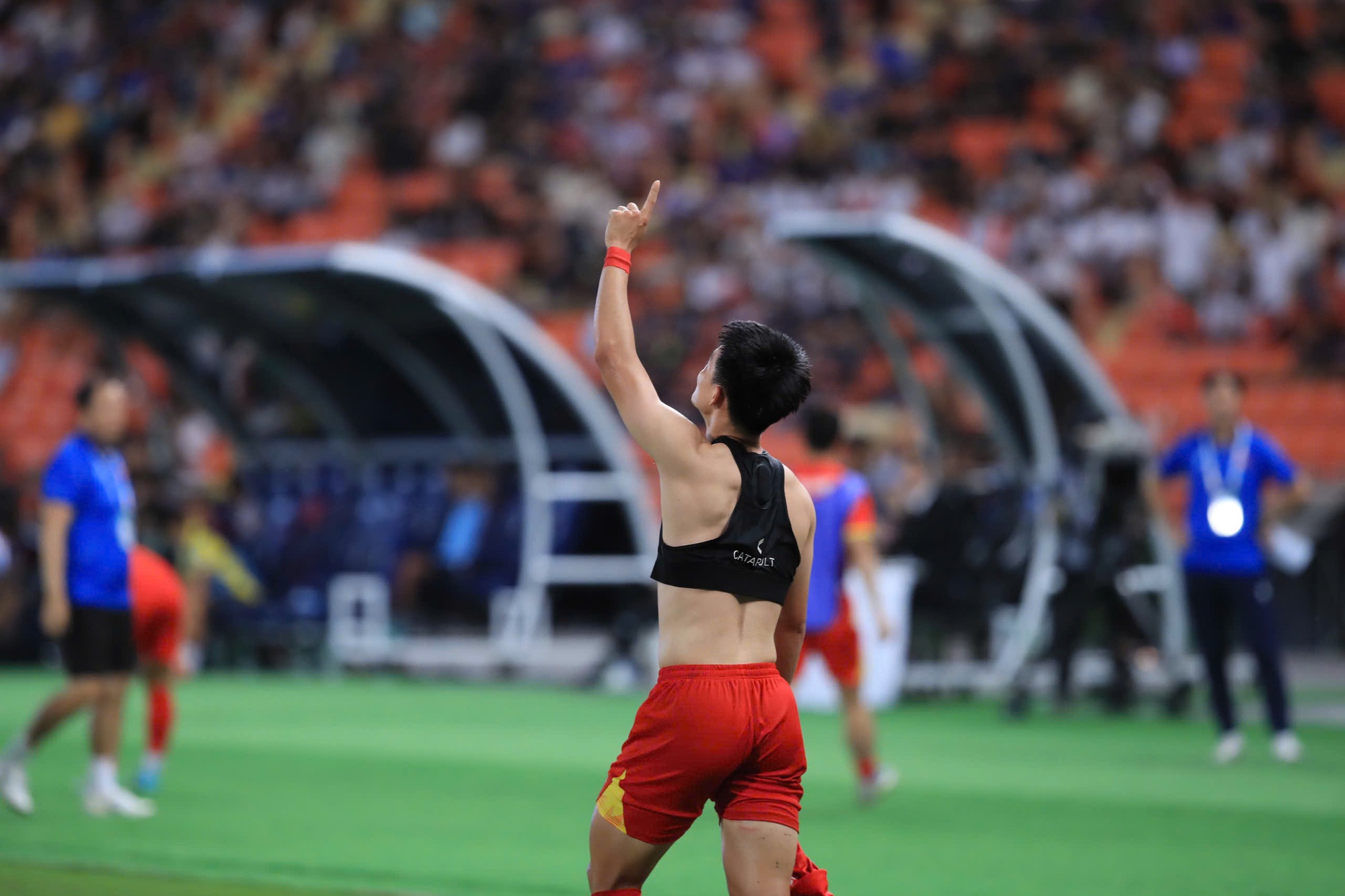 Hotboy Thanh Nhàn ghi bàn quyết định cho U22 Việt Nam cởi áo ăn mừng lộ body cực phẩm- Ảnh 13. Hotboy Thanh Nhàn ghi bàn quyết định cho U22 Việt Nam cởi áo ăn mừng lộ body cực phẩm- Ảnh 13.