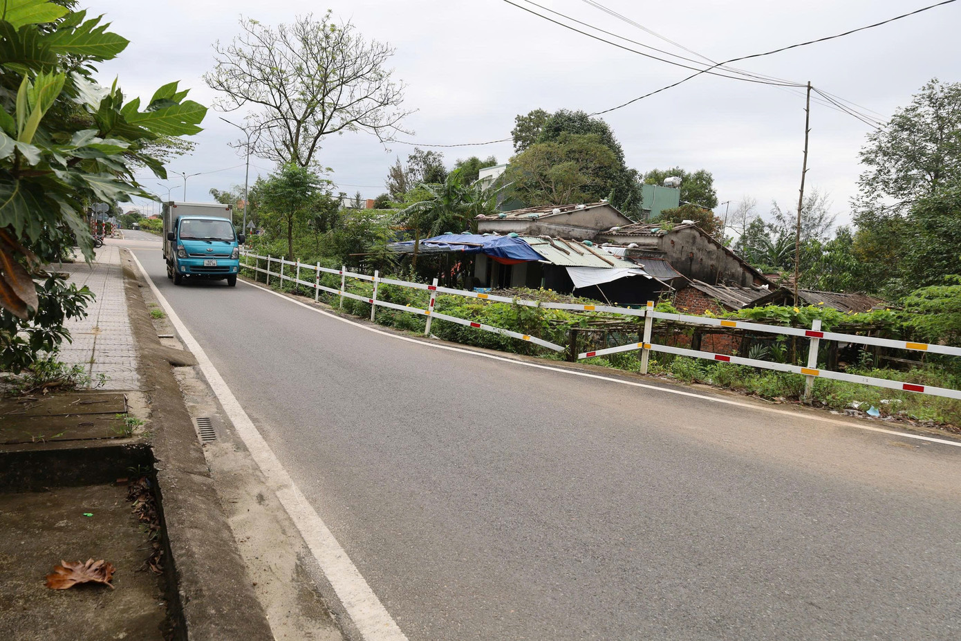 Kỳ lạ tuyến đường h&agrave;ng chục tỷ đồng c&oacute; ng&ocirc;i nh&agrave; &aacute;n ngữ giữa đường- Ảnh 10.