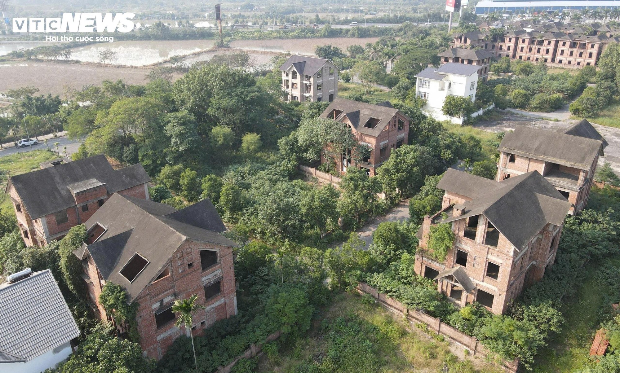 Loạt biệt thự chục tỷ 'đắp chiếu' giữa khu đ&ocirc; thị hoang vắng ở Bắc Ninh- Ảnh 3.