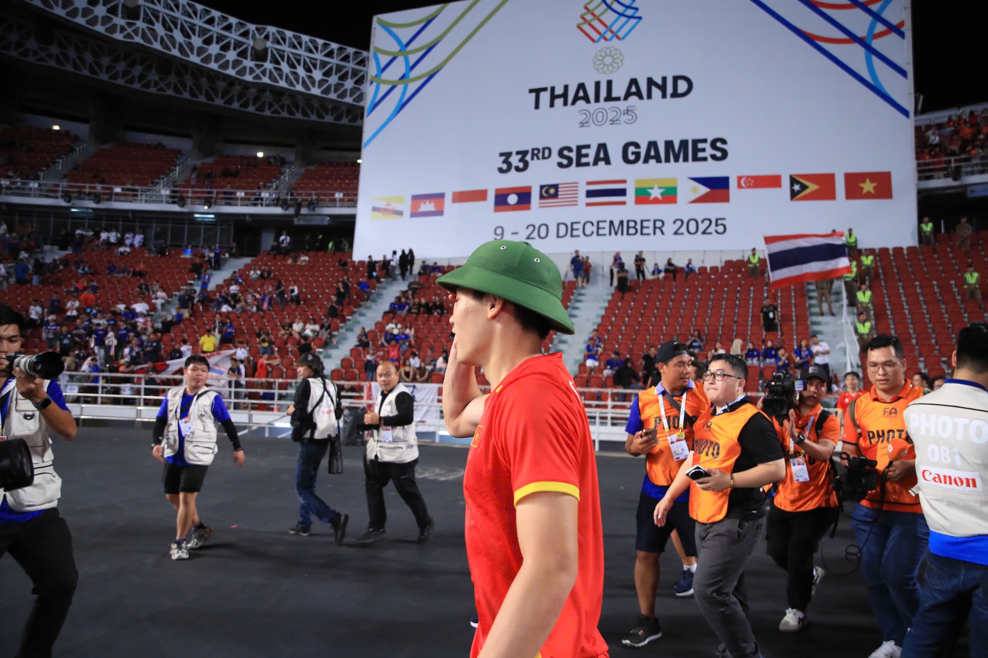 Đình Bắc đội mũ cối, cờ tổ quốc tung bay phấp phới mừng U22 Việt Nam "hạ" Thái Lan đẳng cấp giành vàng SEA Games- Ảnh 7. Đình Bắc đội mũ cối, cờ tổ quốc tung bay phấp phới mừng U22 Việt Nam "hạ" Thái Lan đẳng cấp giành vàng SEA Games- Ảnh 7.