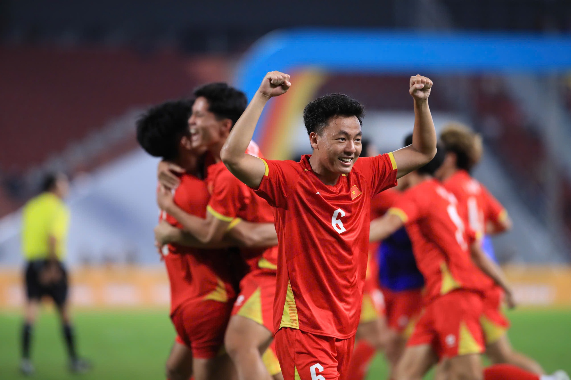 Đình Bắc đội mũ cối, cờ tổ quốc tung bay phấp phới mừng U22 Việt Nam "hạ" Thái Lan đẳng cấp giành vàng SEA Games- Ảnh 1. Đình Bắc đội mũ cối, cờ tổ quốc tung bay phấp phới mừng U22 Việt Nam "hạ" Thái Lan đẳng cấp giành vàng SEA Games- Ảnh 1.