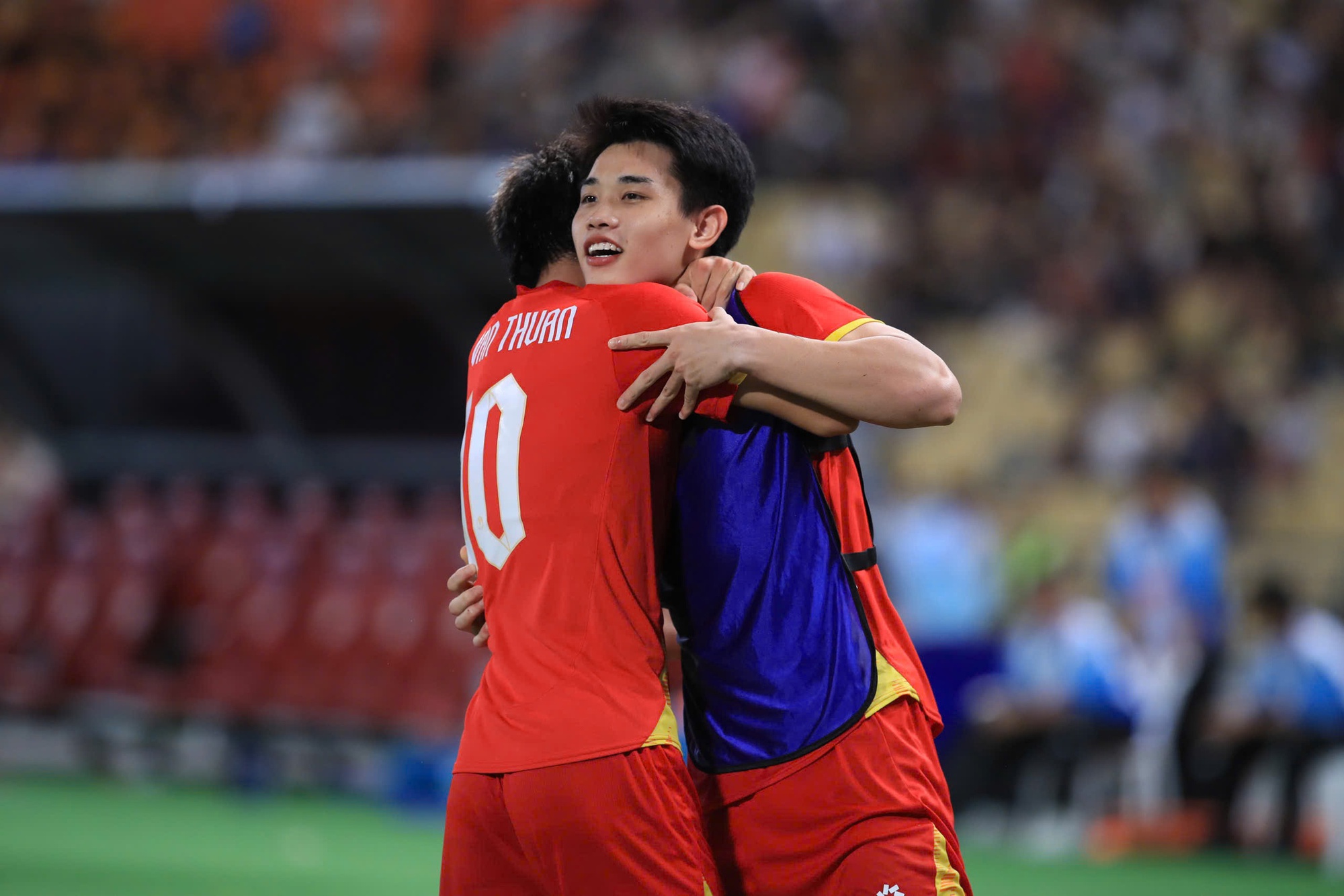 Đình Bắc đội mũ cối, cờ tổ quốc tung bay phấp phới mừng U22 Việt Nam "hạ" Thái Lan đẳng cấp giành vàng SEA Games- Ảnh 3. Đình Bắc đội mũ cối, cờ tổ quốc tung bay phấp phới mừng U22 Việt Nam "hạ" Thái Lan đẳng cấp giành vàng SEA Games- Ảnh 3.