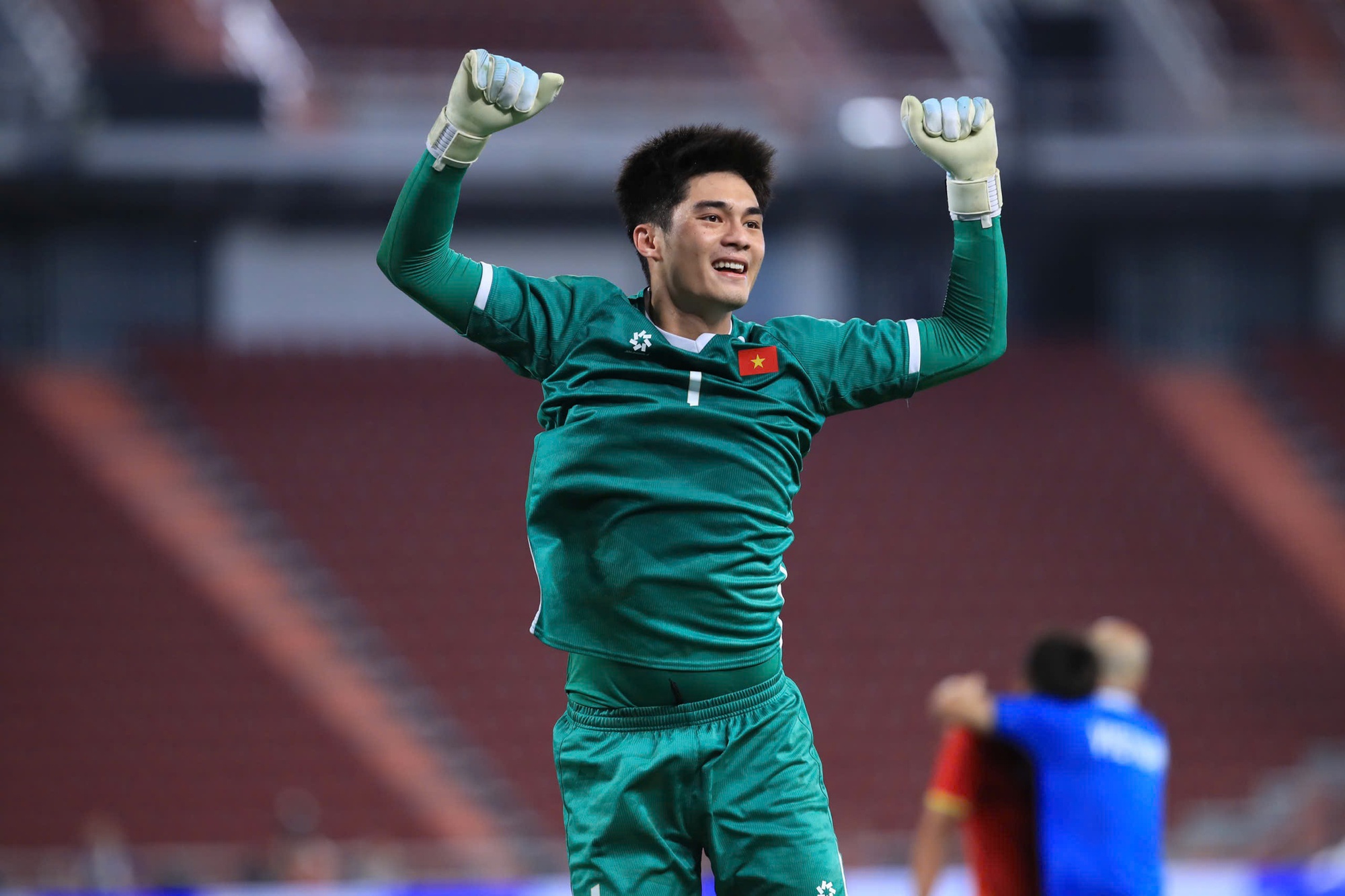 Đình Bắc đội mũ cối, cờ tổ quốc tung bay phấp phới mừng U22 Việt Nam "hạ" Thái Lan đẳng cấp giành vàng SEA Games- Ảnh 2. Đình Bắc đội mũ cối, cờ tổ quốc tung bay phấp phới mừng U22 Việt Nam "hạ" Thái Lan đẳng cấp giành vàng SEA Games- Ảnh 2.