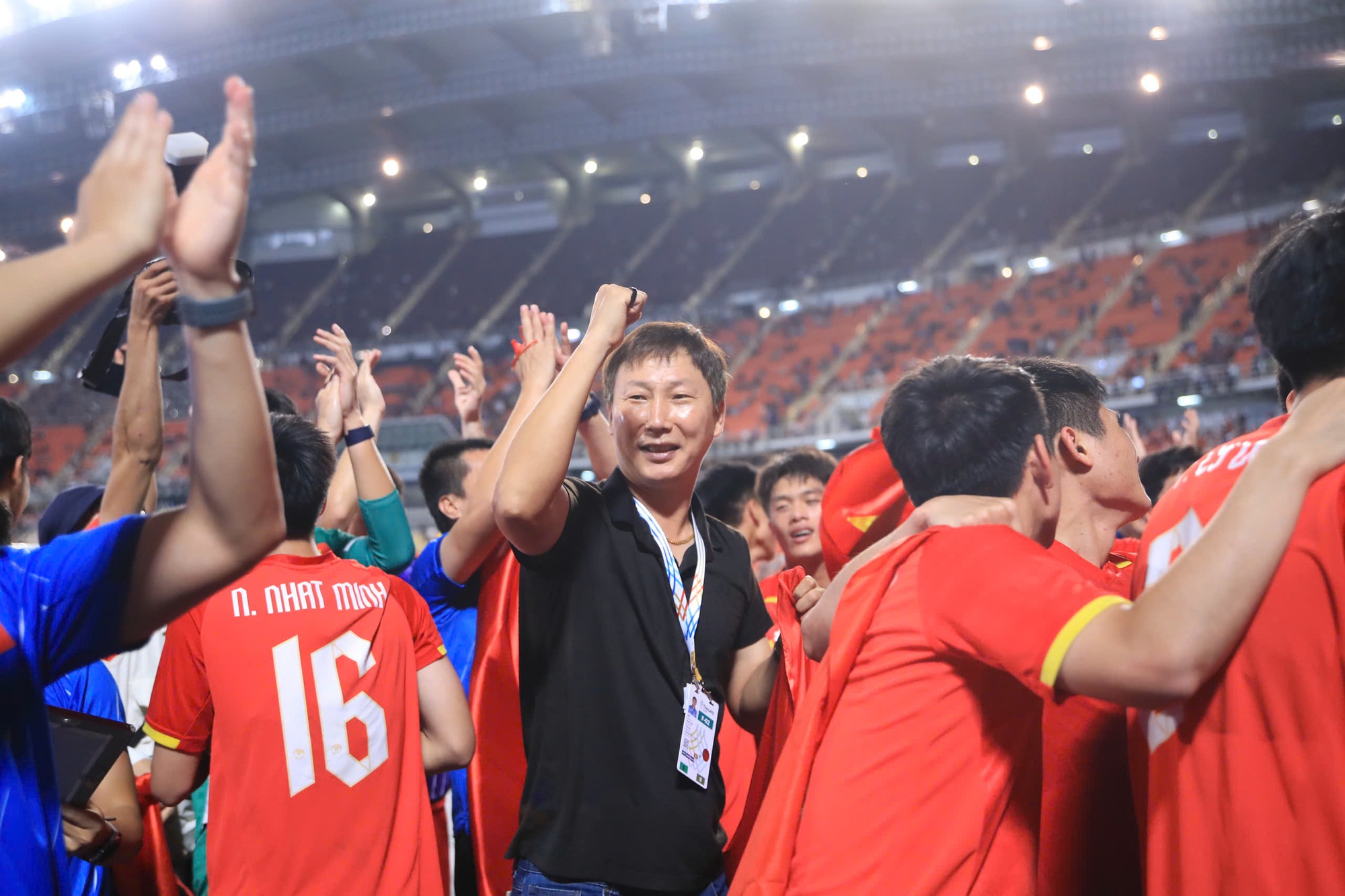 Khoảnh khắc U22 Việt Nam v&ocirc; địch, Quốc ca Việt Nam vang l&ecirc;n đầy tự h&agrave;o tại SEA Games- Ảnh 3.