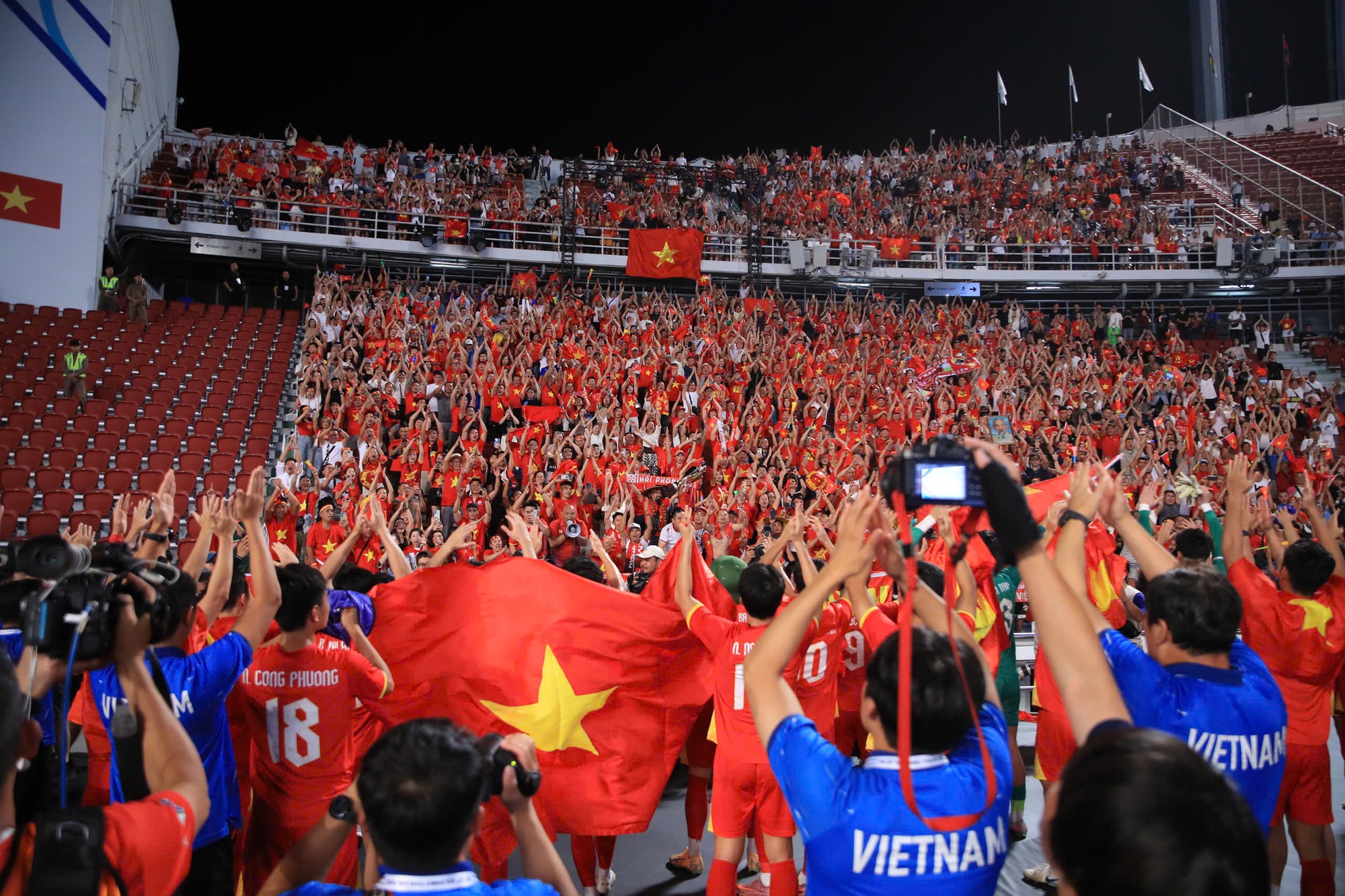 Đình Bắc đội mũ cối, cờ tổ quốc tung bay phấp phới mừng U22 Việt Nam "hạ" Thái Lan đẳng cấp giành vàng SEA Games- Ảnh 11. Đình Bắc đội mũ cối, cờ tổ quốc tung bay phấp phới mừng U22 Việt Nam "hạ" Thái Lan đẳng cấp giành vàng SEA Games- Ảnh 11.