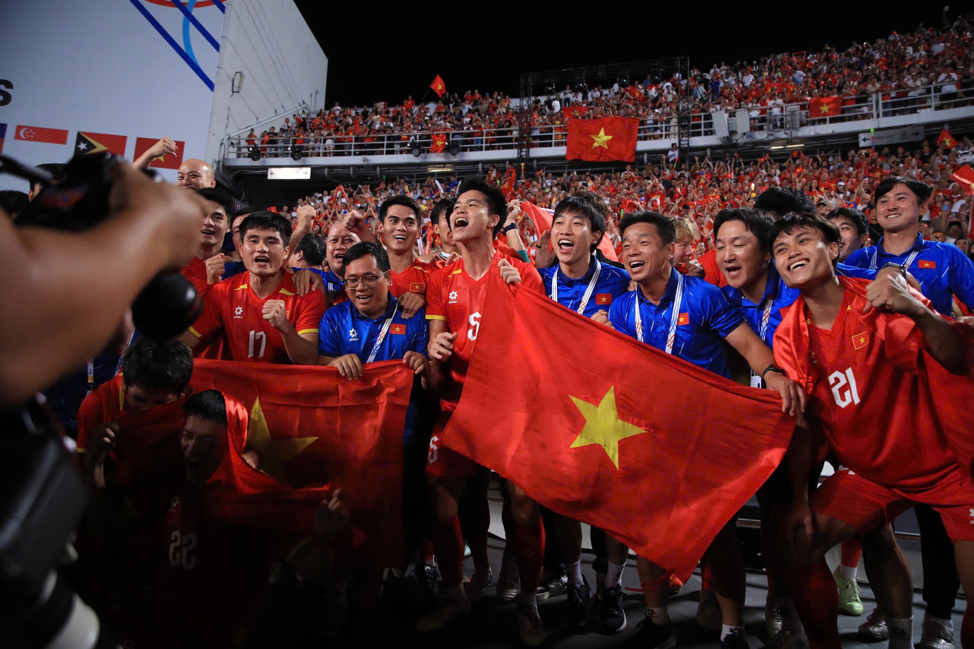 Đình Bắc đội mũ cối, cờ tổ quốc tung bay phấp phới mừng U22 Việt Nam "hạ" Thái Lan đẳng cấp giành vàng SEA Games- Ảnh 5. Đình Bắc đội mũ cối, cờ tổ quốc tung bay phấp phới mừng U22 Việt Nam "hạ" Thái Lan đẳng cấp giành vàng SEA Games- Ảnh 5.