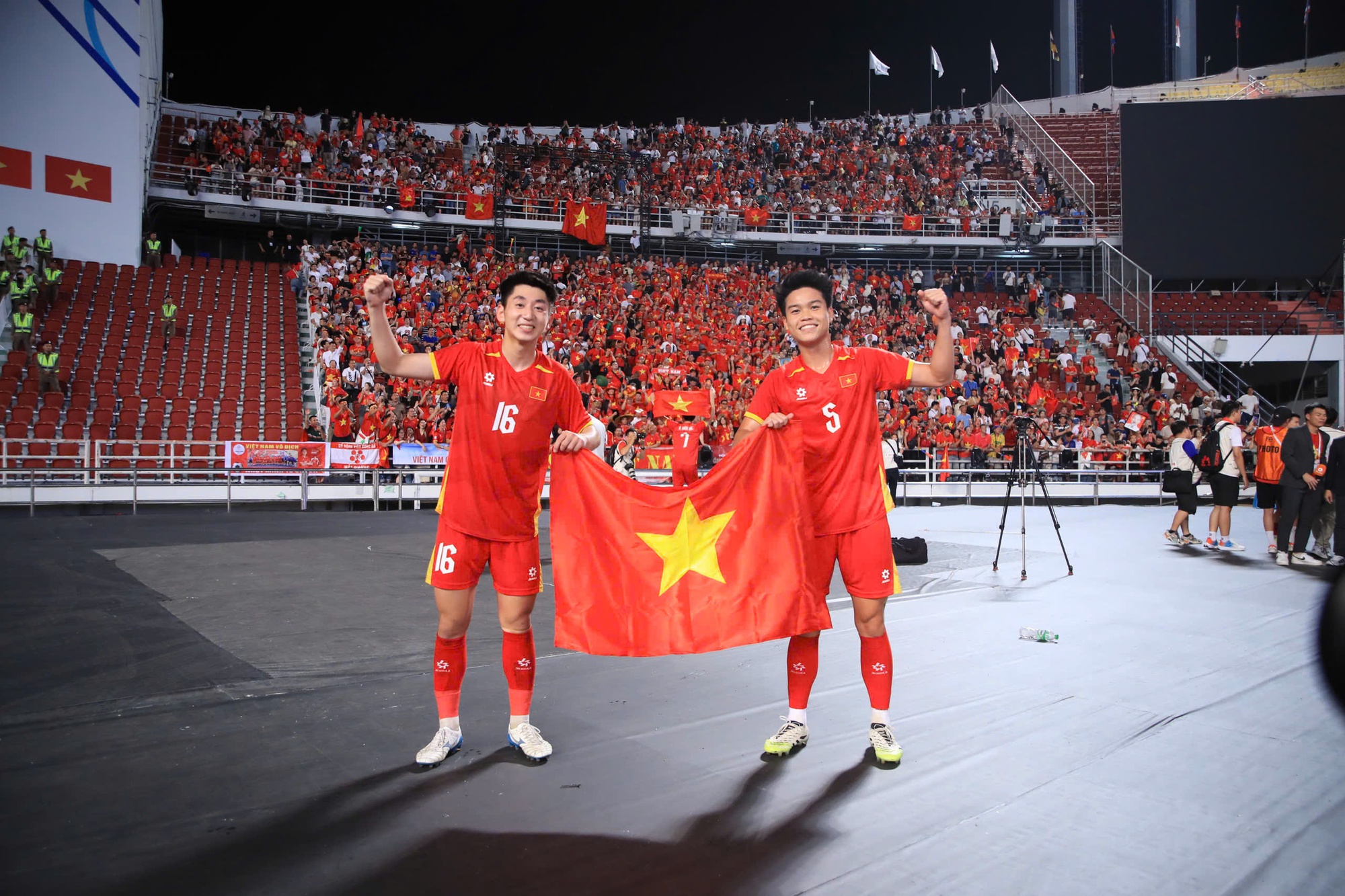 Đình Bắc đội mũ cối, cờ tổ quốc tung bay phấp phới mừng U22 Việt Nam "hạ" Thái Lan đẳng cấp giành vàng SEA Games- Ảnh 16. Đình Bắc đội mũ cối, cờ tổ quốc tung bay phấp phới mừng U22 Việt Nam "hạ" Thái Lan đẳng cấp giành vàng SEA Games- Ảnh 16.