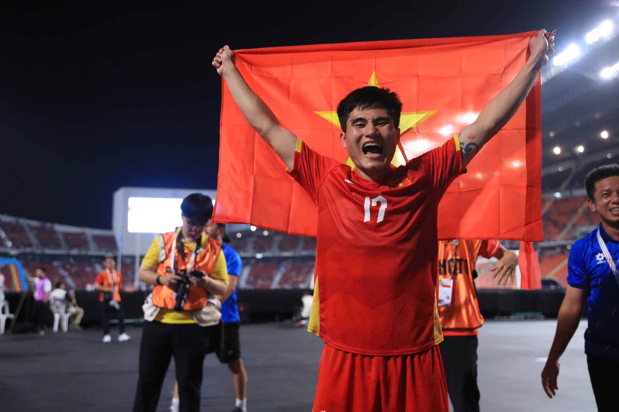 Đình Bắc đội mũ cối, cờ tổ quốc tung bay phấp phới mừng U22 Việt Nam "hạ" Thái Lan đẳng cấp giành vàng SEA Games- Ảnh 18. Đình Bắc đội mũ cối, cờ tổ quốc tung bay phấp phới mừng U22 Việt Nam "hạ" Thái Lan đẳng cấp giành vàng SEA Games- Ảnh 18.