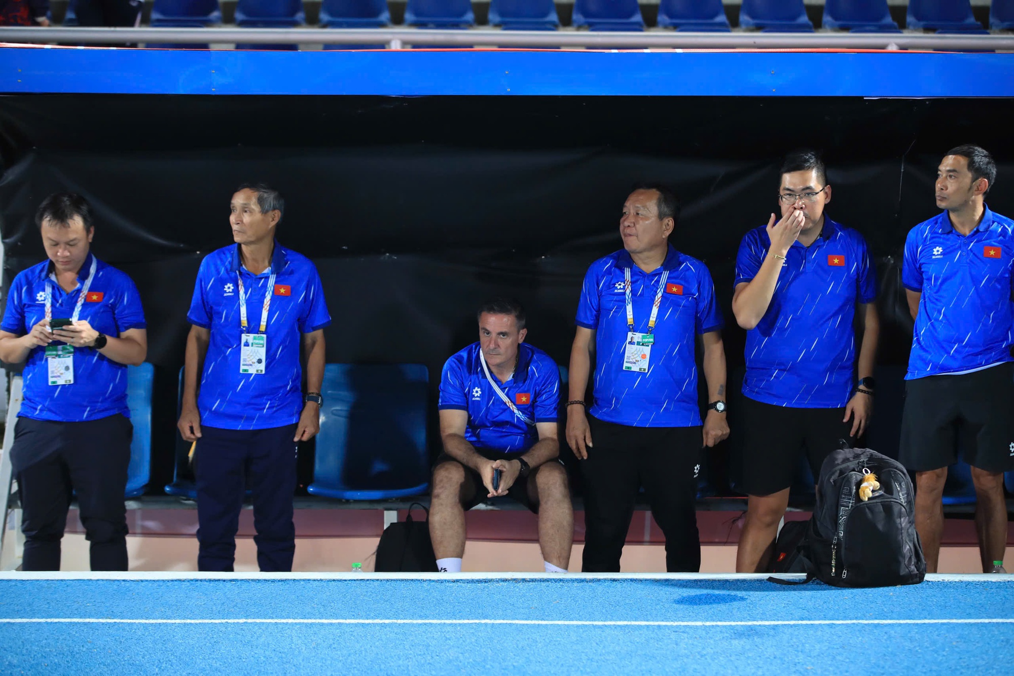 Thương lắm những đôi mắt đượm buồn của đội tuyển nữ Việt Nam!- Ảnh 10. Thương lắm những đôi mắt đượm buồn của đội tuyển nữ Việt Nam!- Ảnh 10.