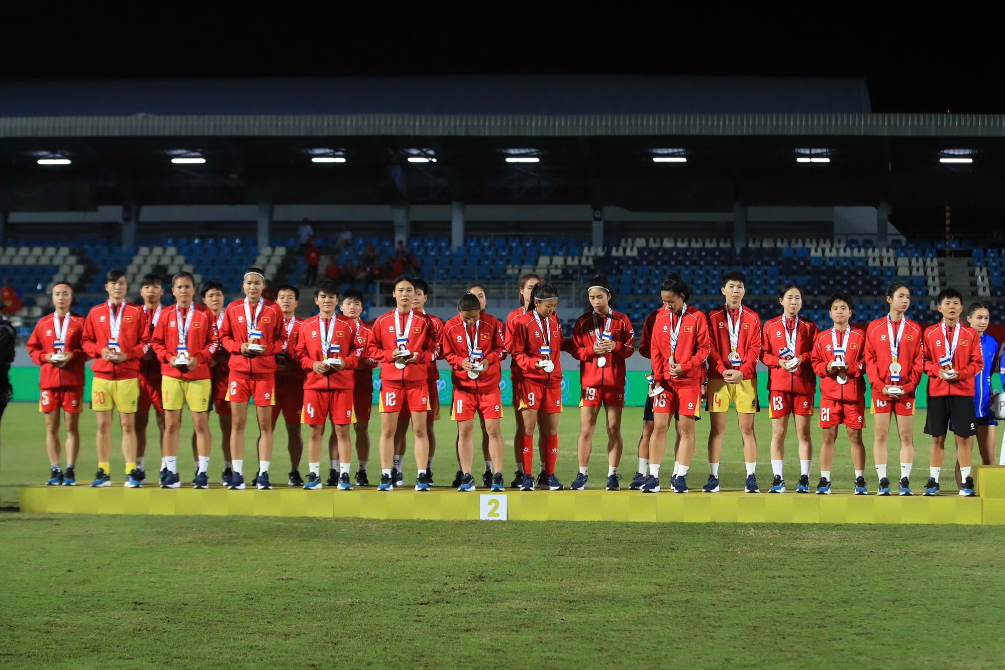 Thương lắm những đôi mắt đượm buồn của đội tuyển nữ Việt Nam!- Ảnh 11. Thương lắm những đôi mắt đượm buồn của đội tuyển nữ Việt Nam!- Ảnh 11.