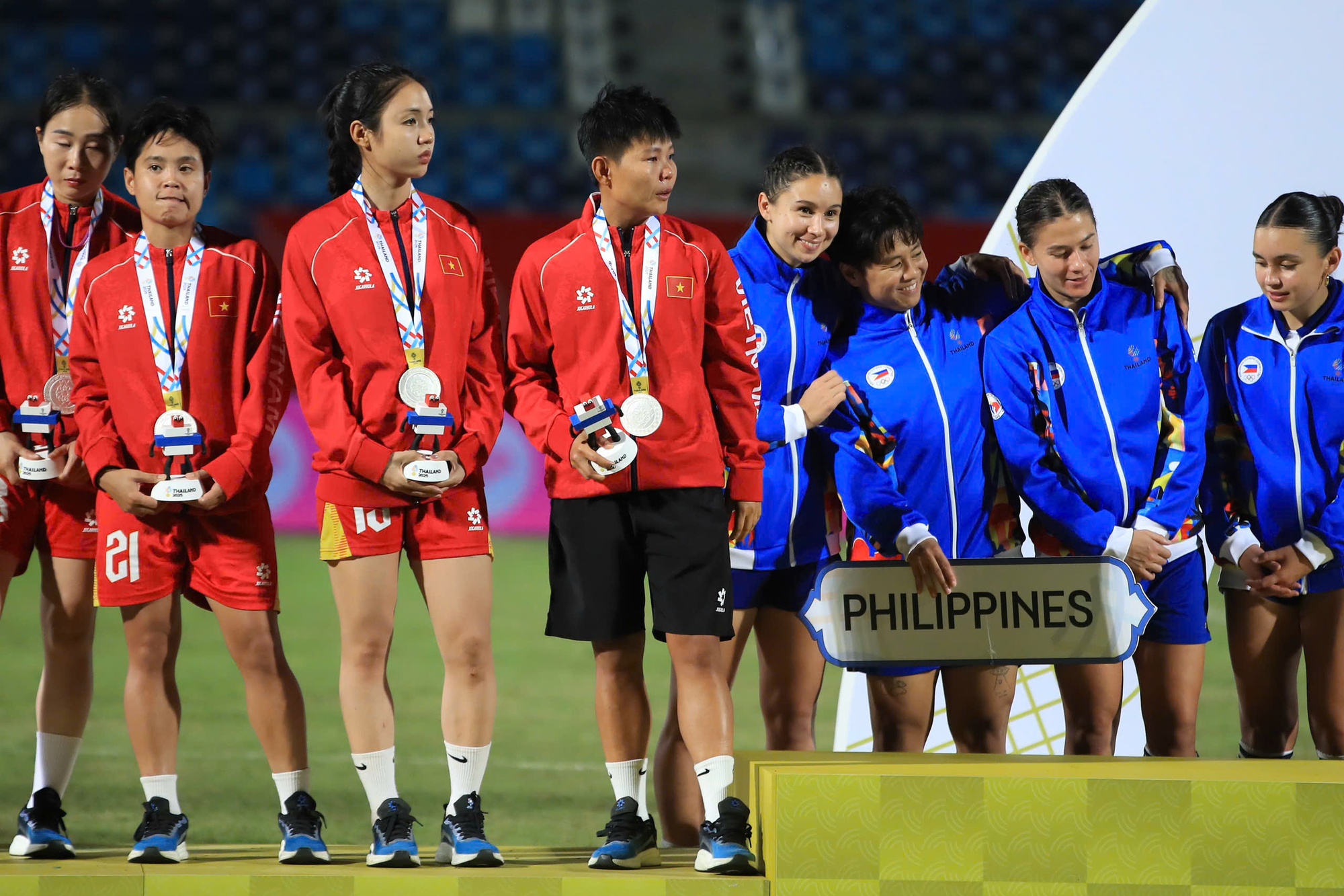 Thương lắm những đôi mắt đượm buồn của đội tuyển nữ Việt Nam!- Ảnh 13. Thương lắm những đôi mắt đượm buồn của đội tuyển nữ Việt Nam!- Ảnh 13.