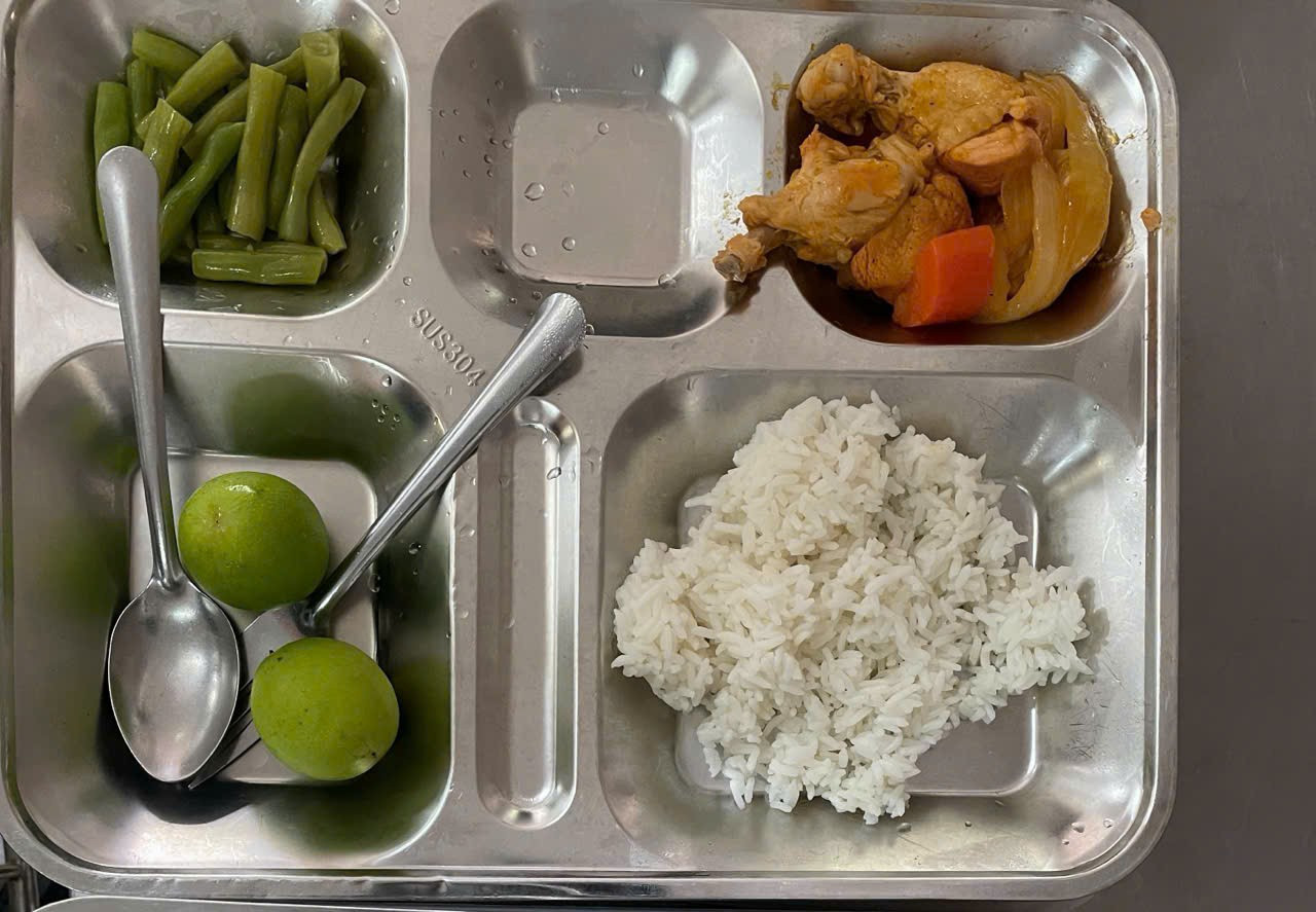 Trường THPT Trưng Vương l&ecirc;n tiếng về "suất ăn b&aacute;n tr&uacute; &iacute;t ỏi"- Ảnh 1.