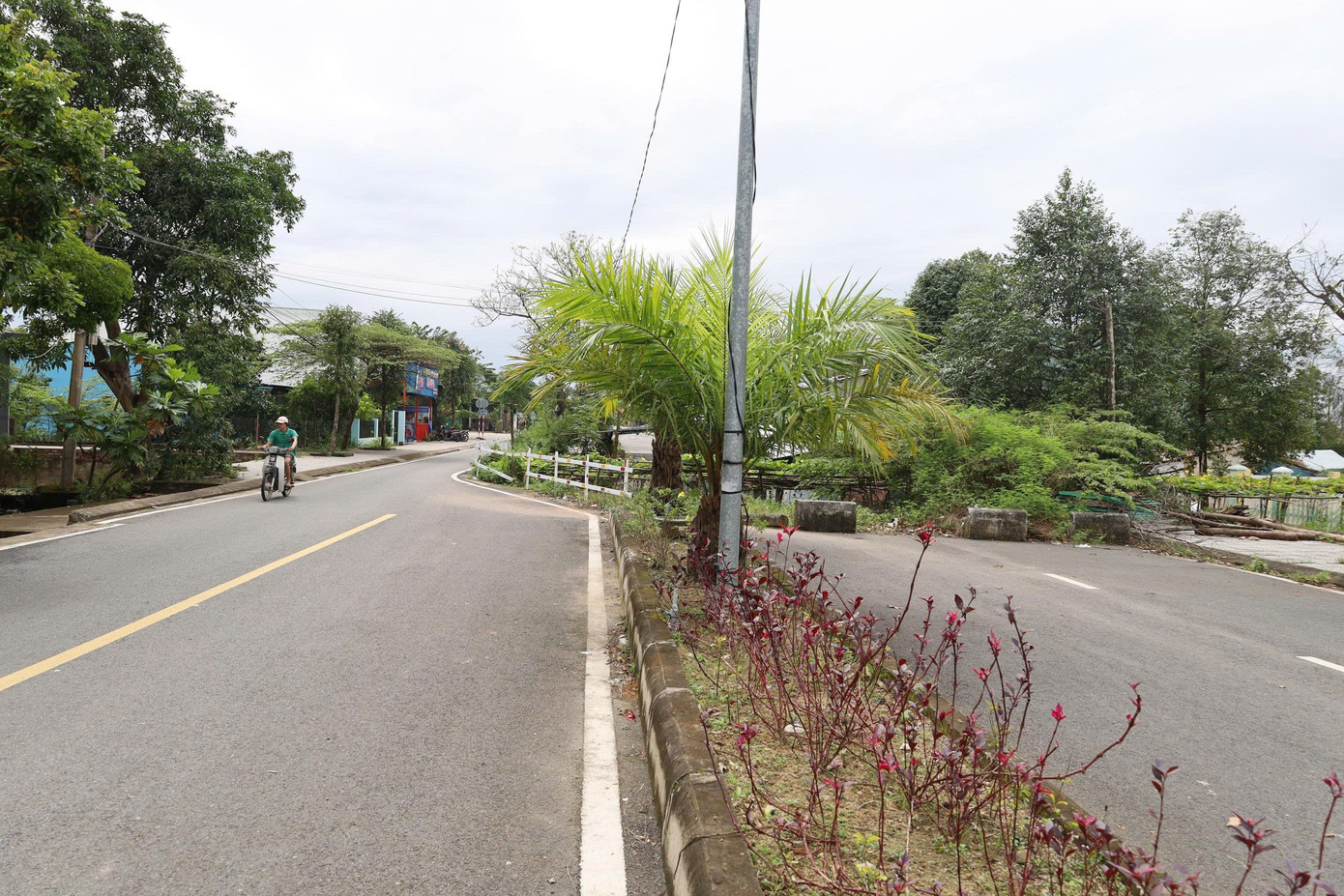 Kỳ lạ tuyến đường h&agrave;ng chục tỷ đồng c&oacute; ng&ocirc;i nh&agrave; &aacute;n ngữ giữa đường- Ảnh 13.