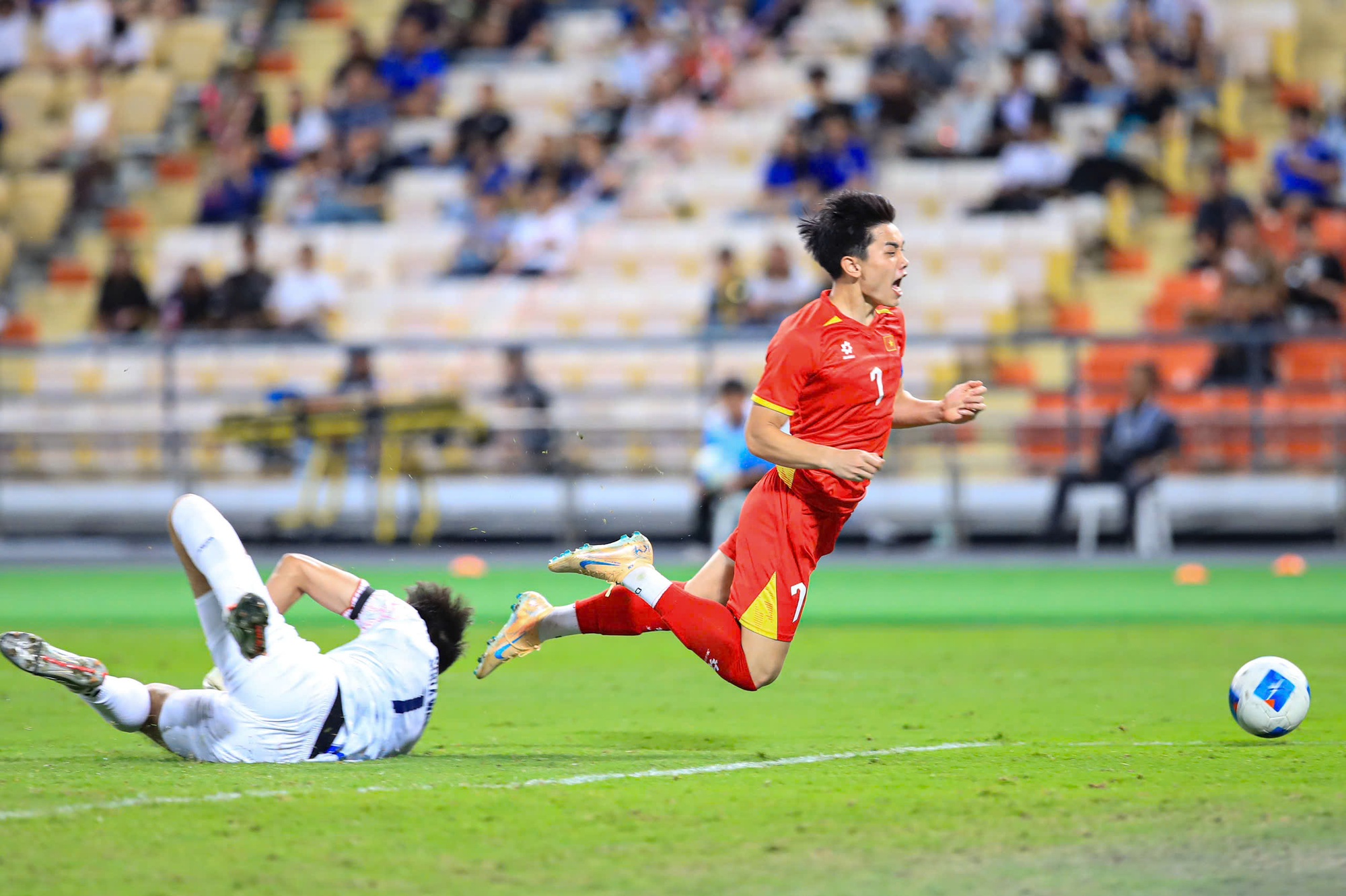 B&ugrave;ng nổ cảm x&uacute;c SEA Games, ngắm trọn khoảnh khắc U22 Việt Nam thi đấu cực ki&ecirc;n cường trước Th&aacute;i Lan- Ảnh 3.