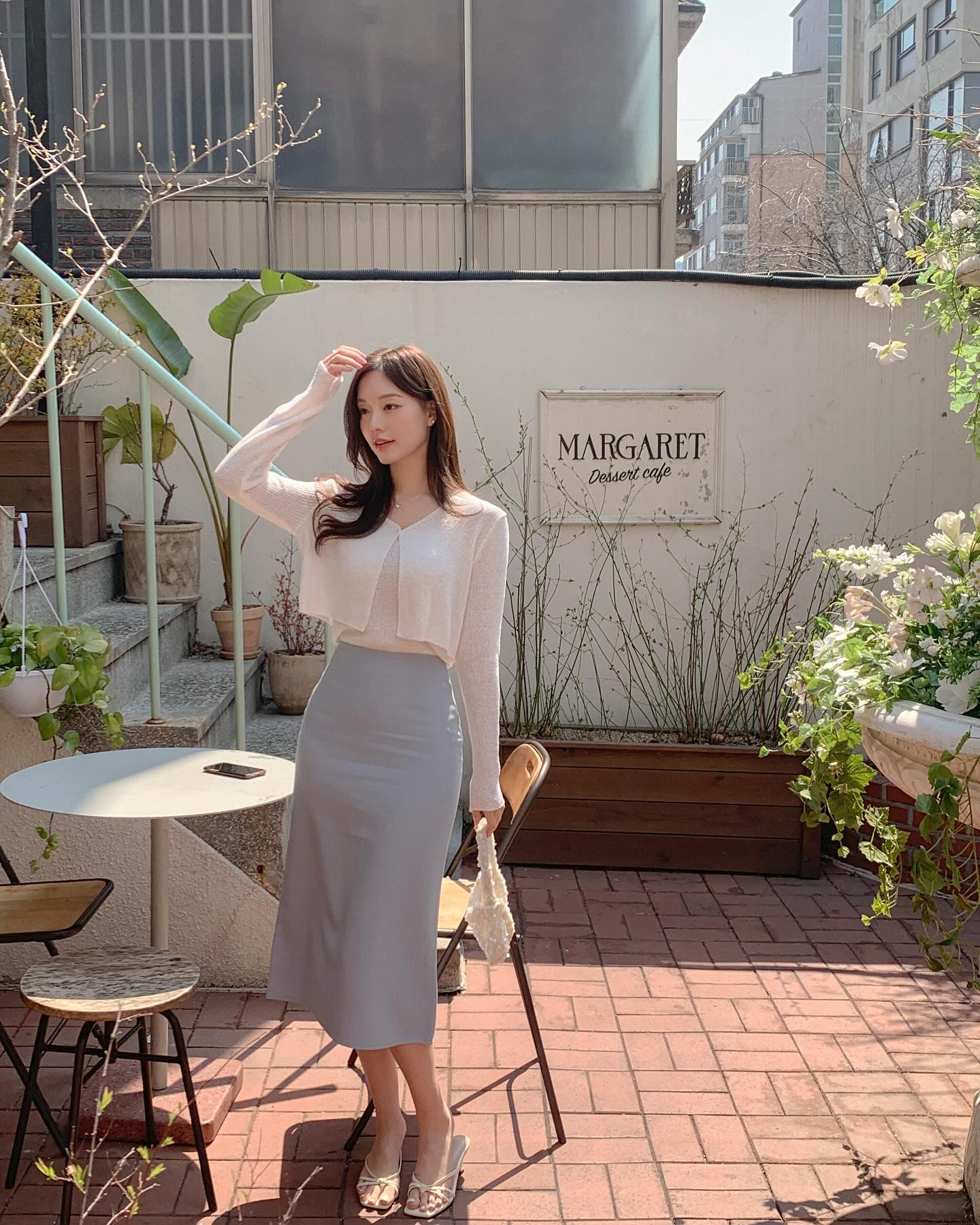 Chân váy sáng màu mix cùng với 5 mẫu áo này thì không thể xuất sắc hơn- Ảnh 11. Chân váy sáng màu mix cùng với 5 mẫu áo này thì không thể xuất sắc hơn- Ảnh 11.